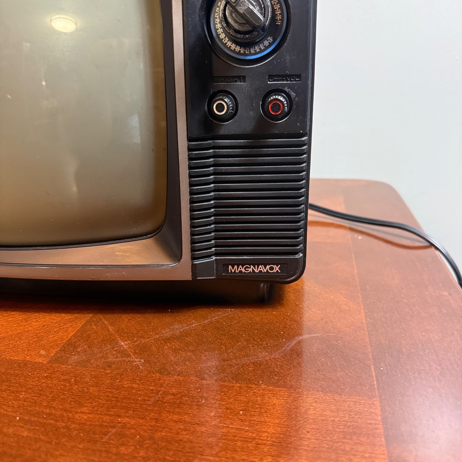 Vintage Magnavox BG3741AK01 CRT TV Retro 1986 Wood Grain Portable Television