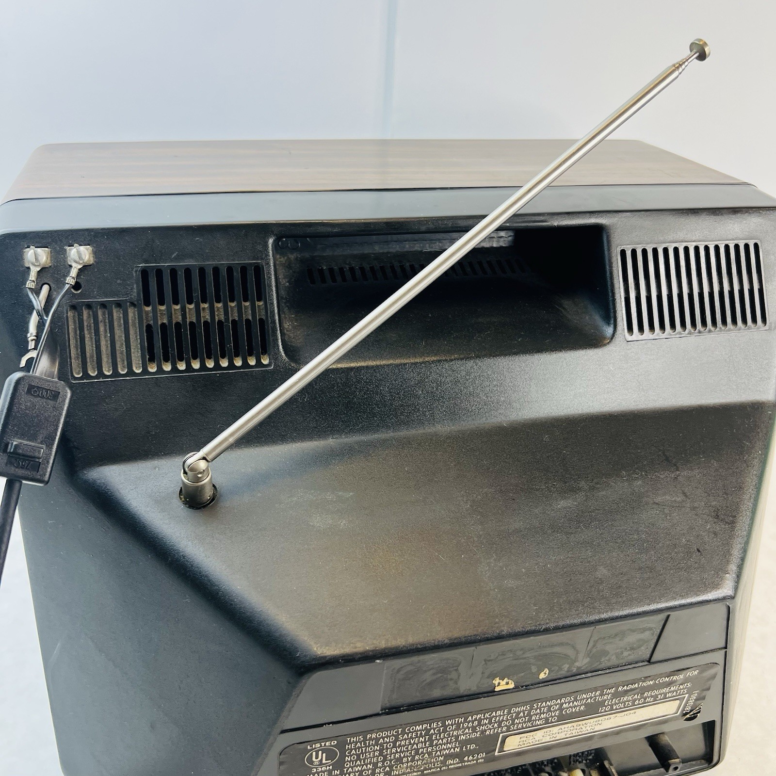 Vintage 1983 RCA 12″ Solid State B&W TV Retro Gaming Model AJR 120W Wood Grain