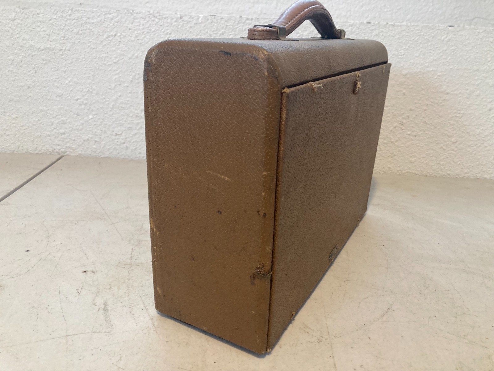 General Electric HB-402 Portable Suitcase Radio (1939)