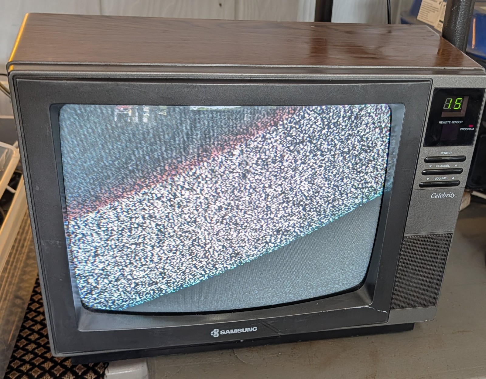 1989 Samsung Celebrity 13″ Color Television TC3643C Retro Wood Grain TV