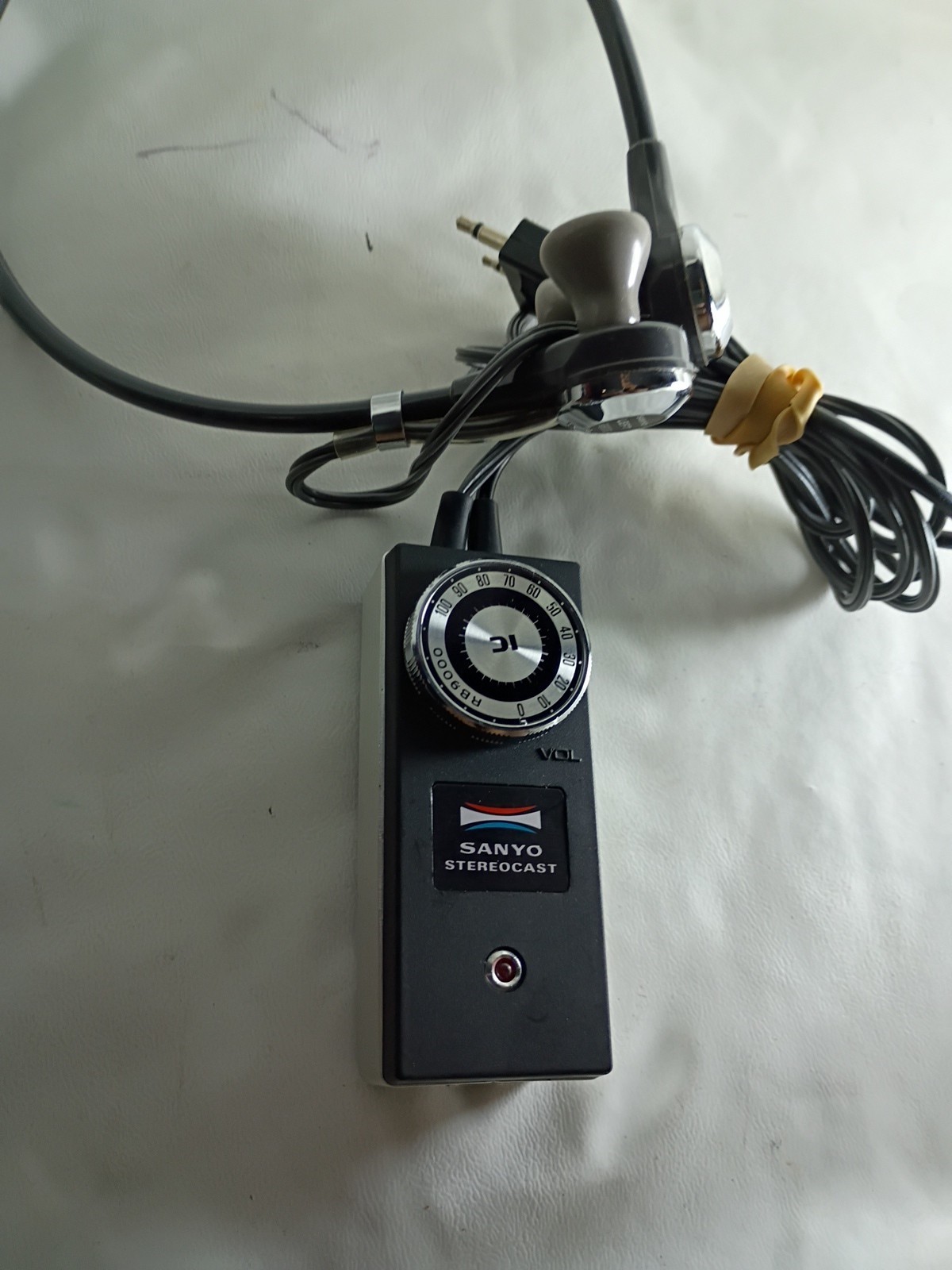Sanyo Stereocast RB9000 Wired Remote Adapter with Headphones Vintage