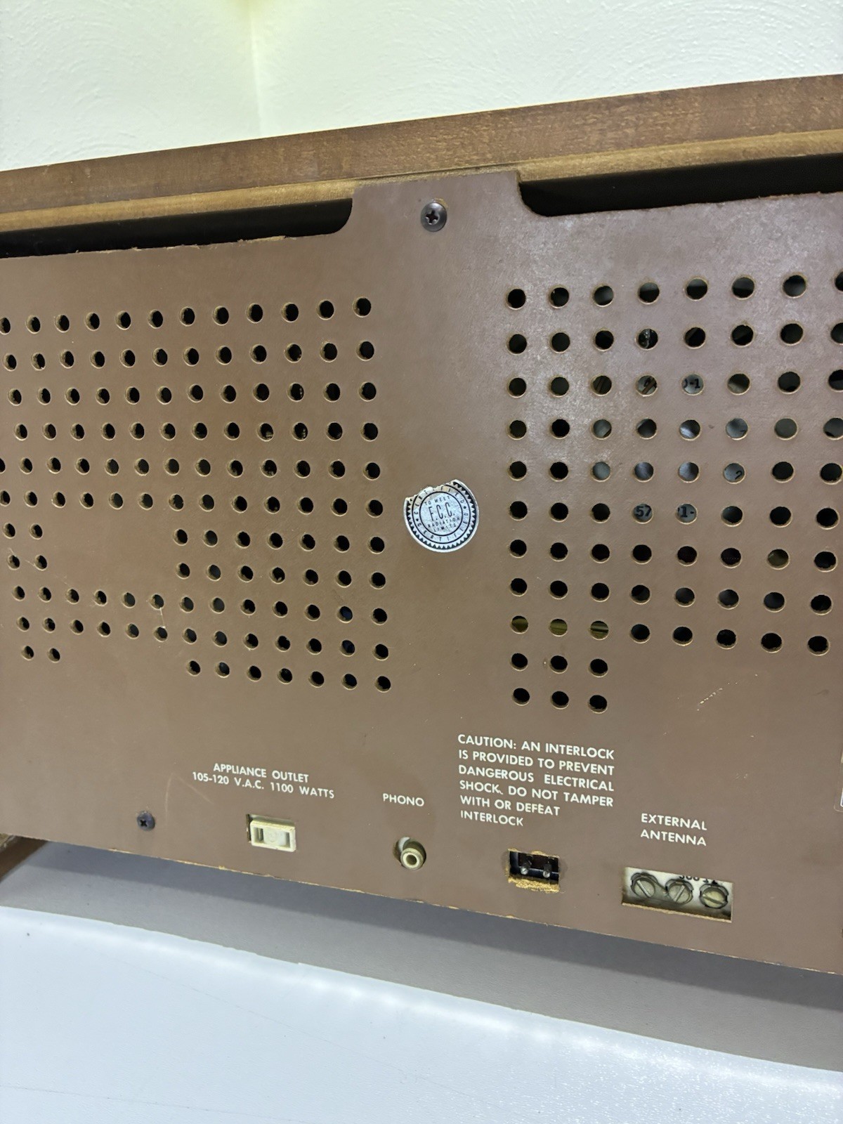 Vintage 1970s SEARS Silvertone AM/FM Table Radio Wood Cabinet NICE CLEAN READ