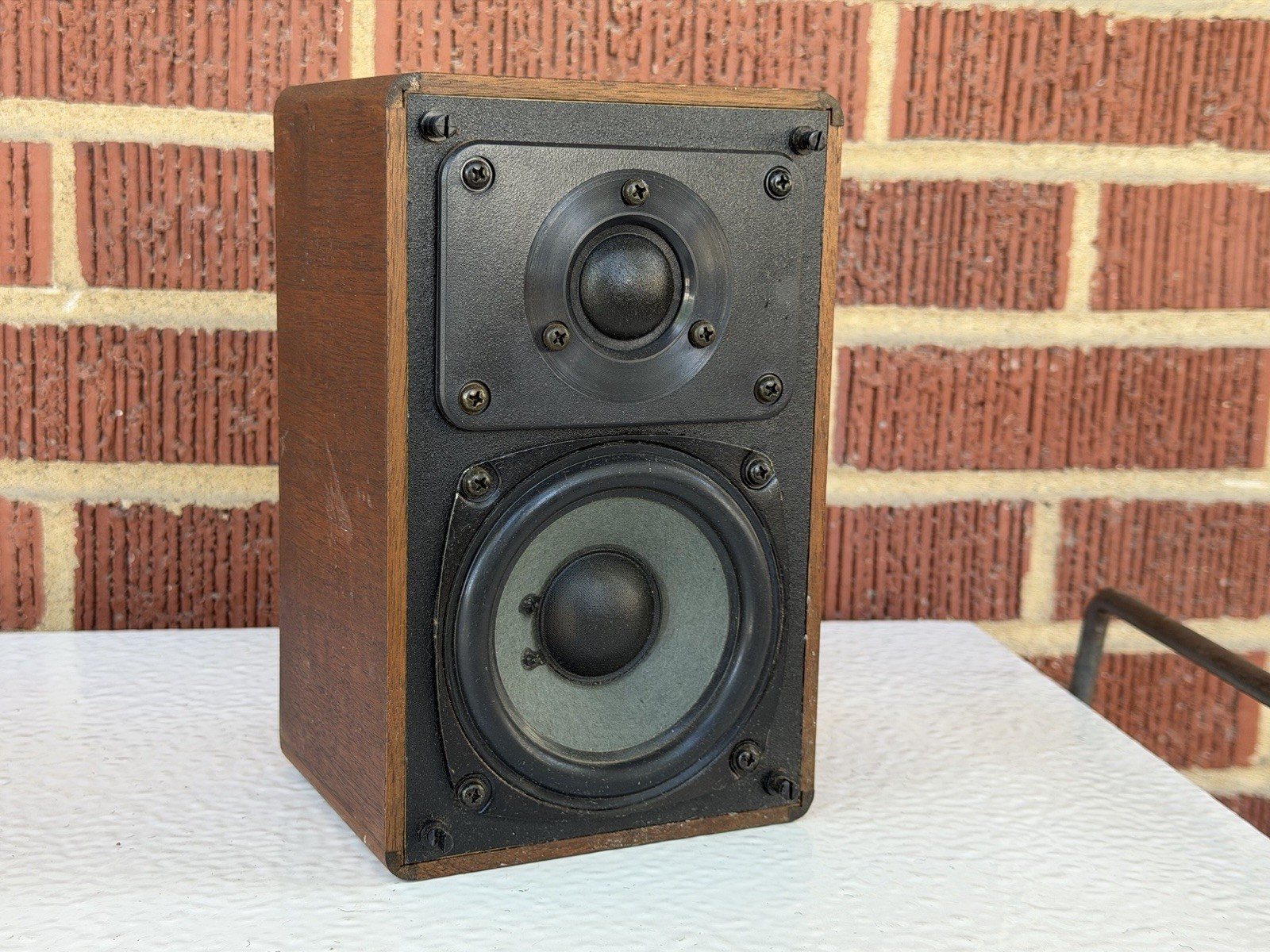 SINGLE Vintage Realistic Minimus-7W Walnut Speaker (40 Watt @ 8Ohms) 40-2039B