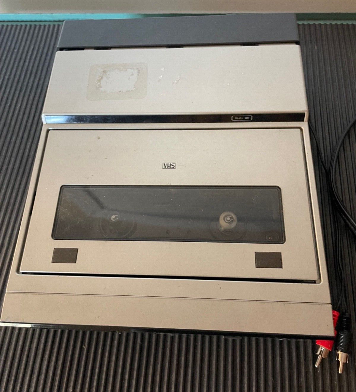 Magnavox VR8400BK01 120V 60Hz Portable Video Cassette Recorder – Parts Only