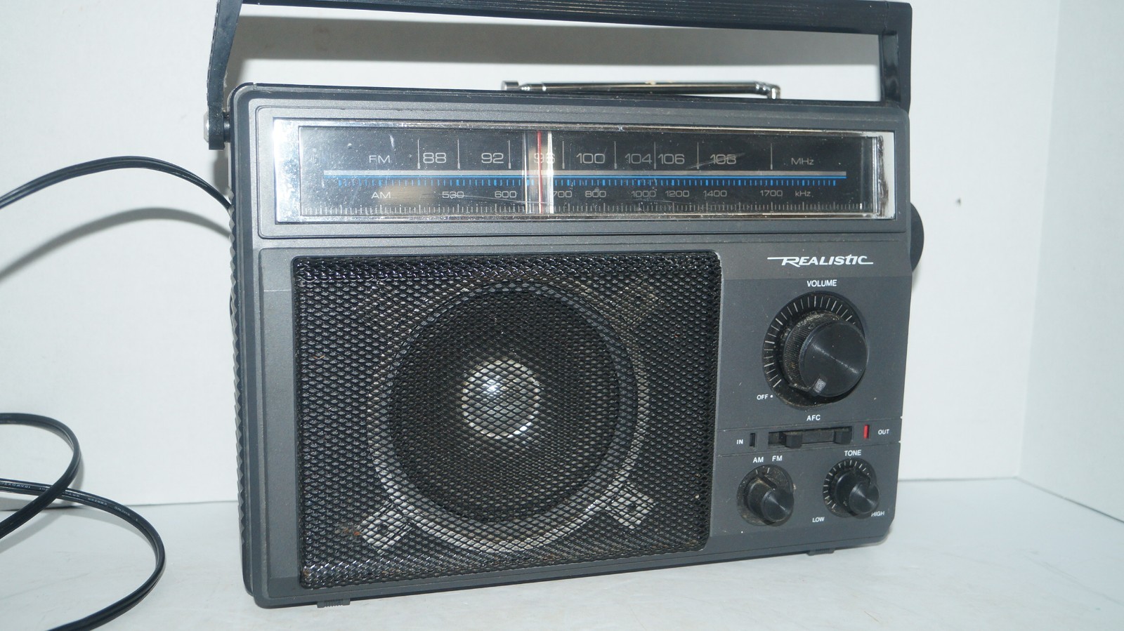Retro Vintage REALISTIC RADIO SHACK 12-625A AM FM Portable AC DC Radio – Works