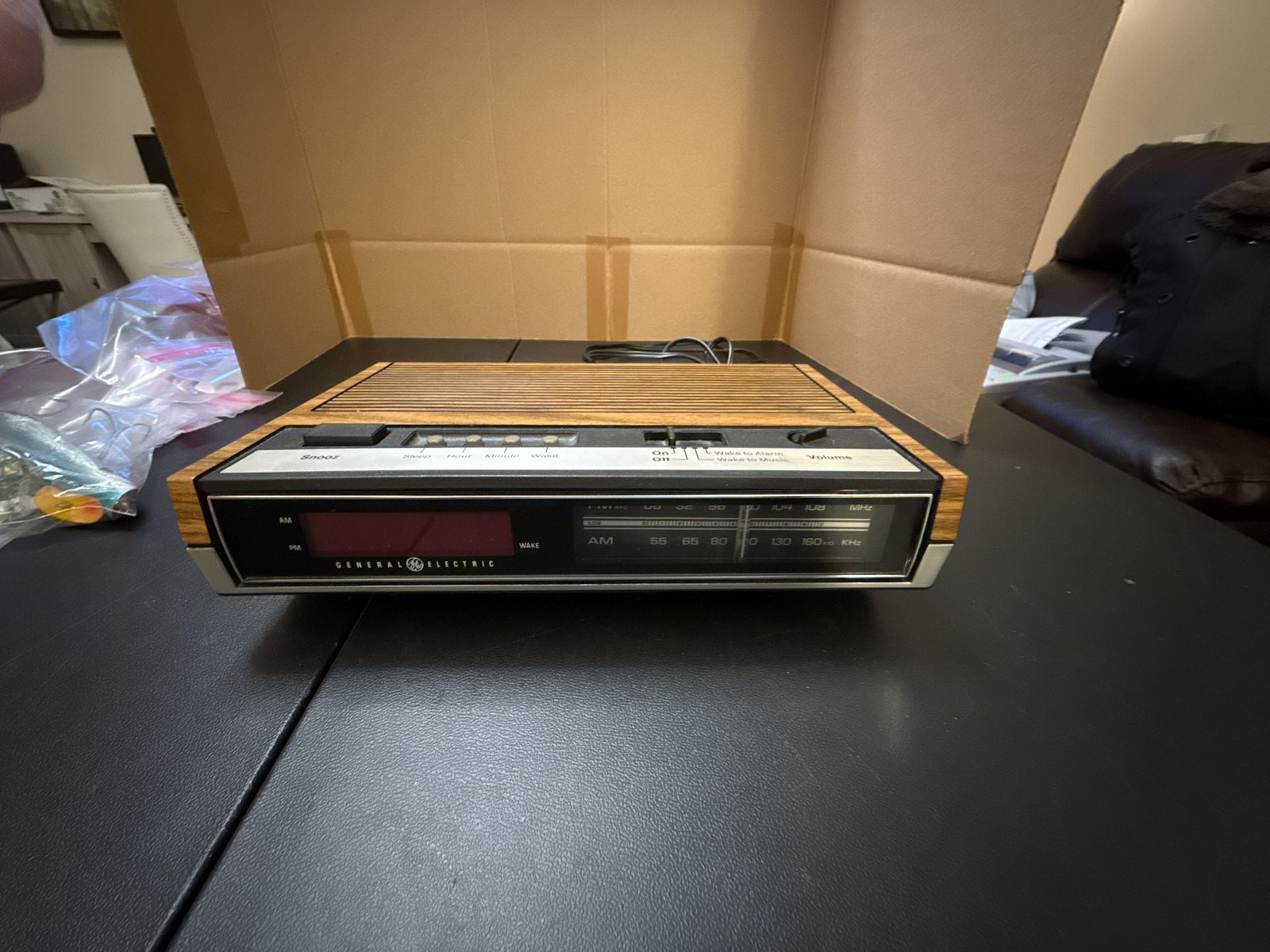General Electric 7-4630B Vintage AM/FM Digital Clock Radio with Woodgrain Finish
