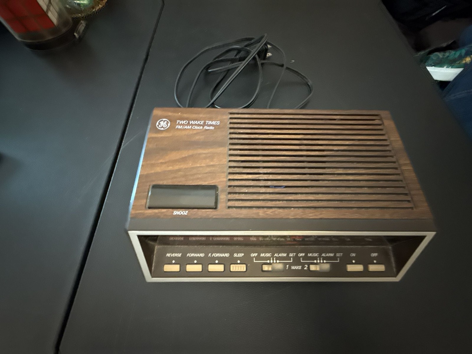 Vintage GE Model 7-4616B Wood Grain AM/FM Dual Alarm Clock Radio