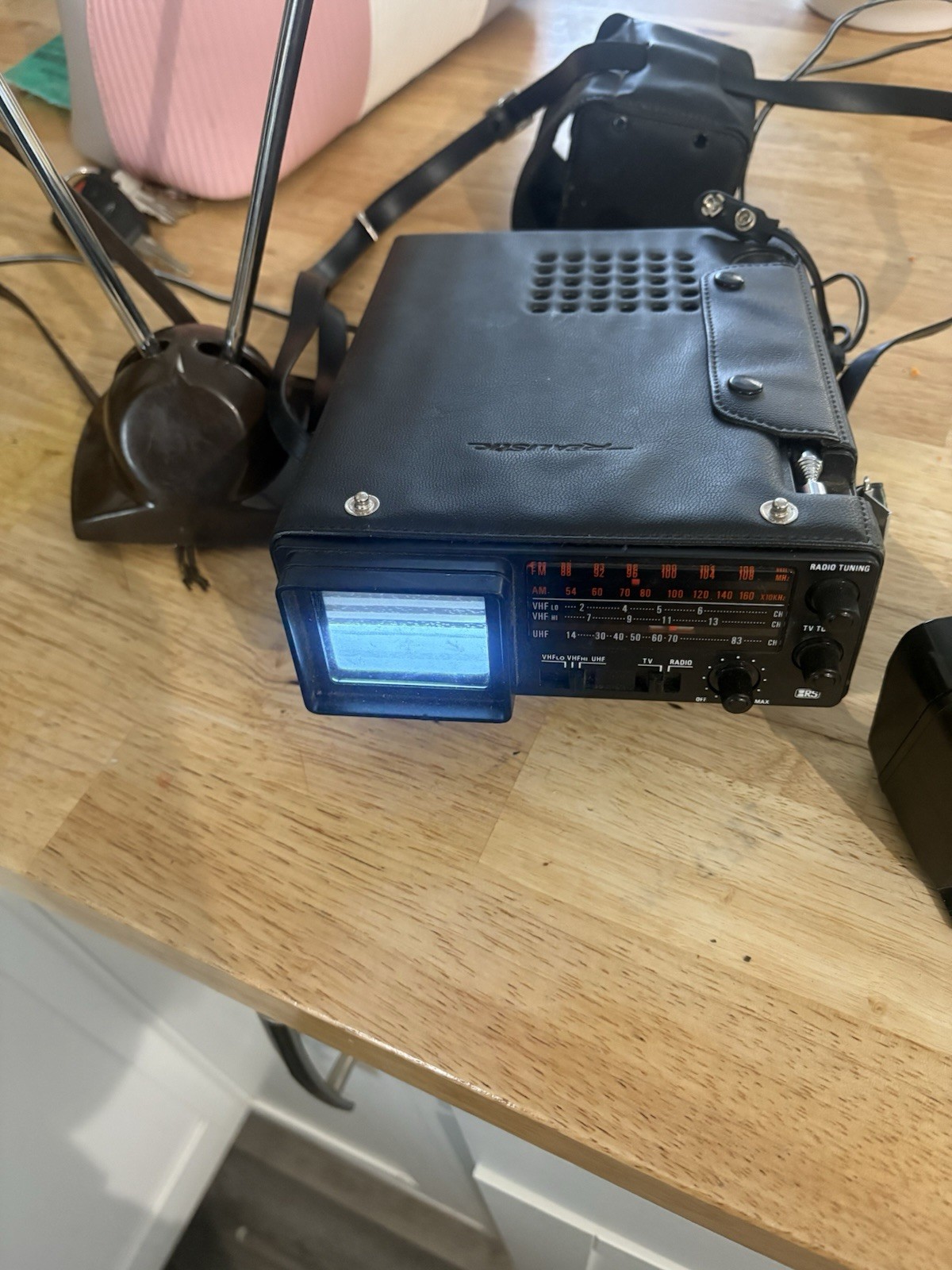 VINTAGE REALISTIC PORTAVISION 16-103A TV RADIO VHF UHF AM FM COMPACT PORTABLE
