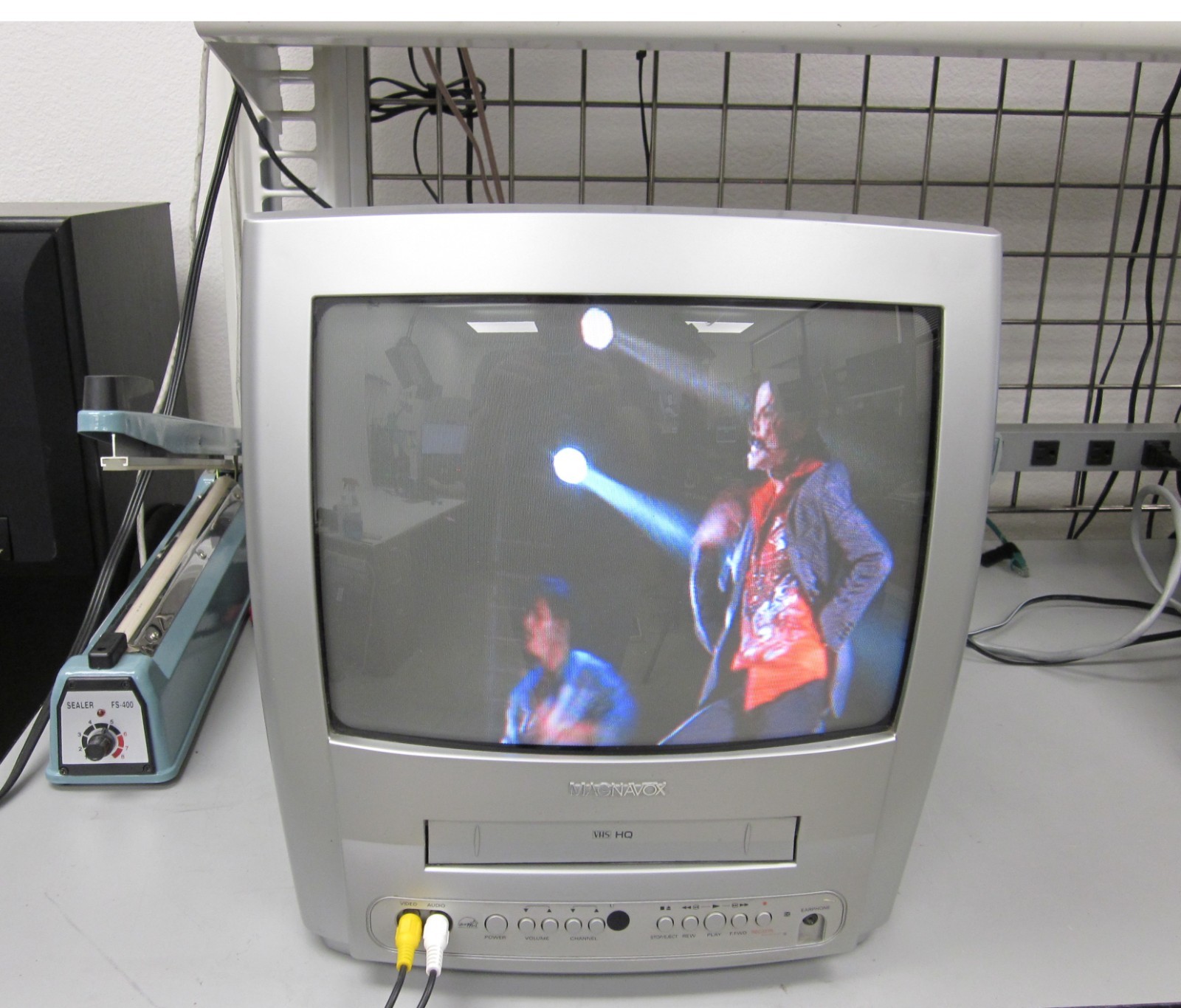 Magnavox 13″ Retro Gaming CRT TV MC132EMG/17 (VCR Don’t Work)