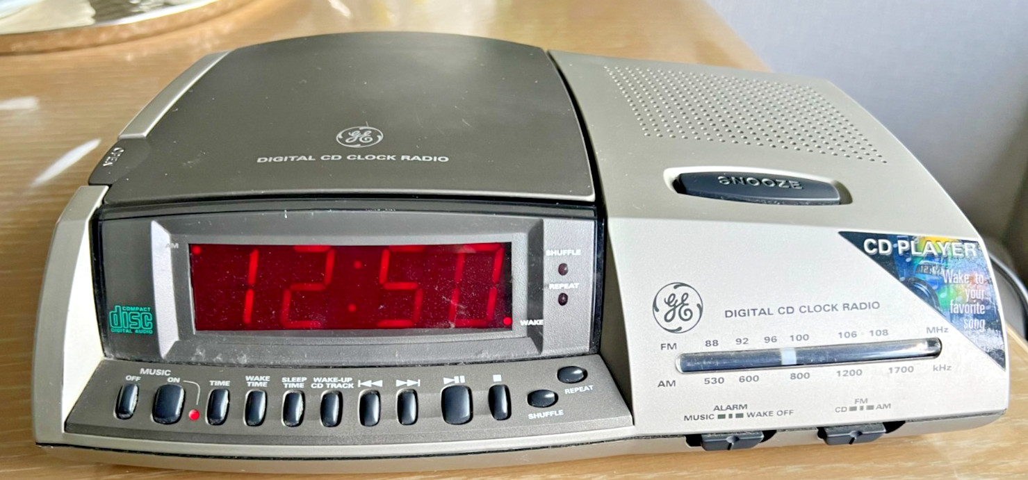 GE Digital CD Player AM/FM Radio Alarm Clock Model 7-4895A July 2000 -TESTED