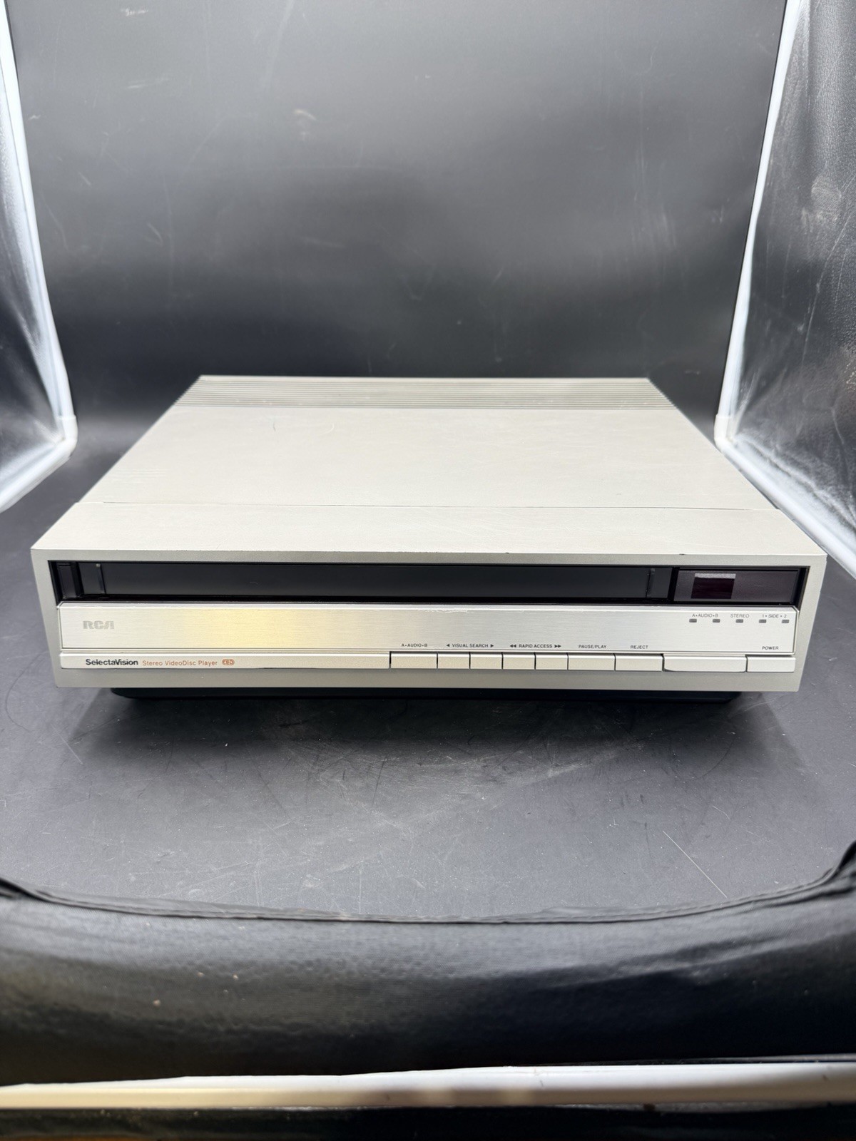 RCA Selectavision stereo videodisc player CED skt 200 – POWERS ON – For parts
