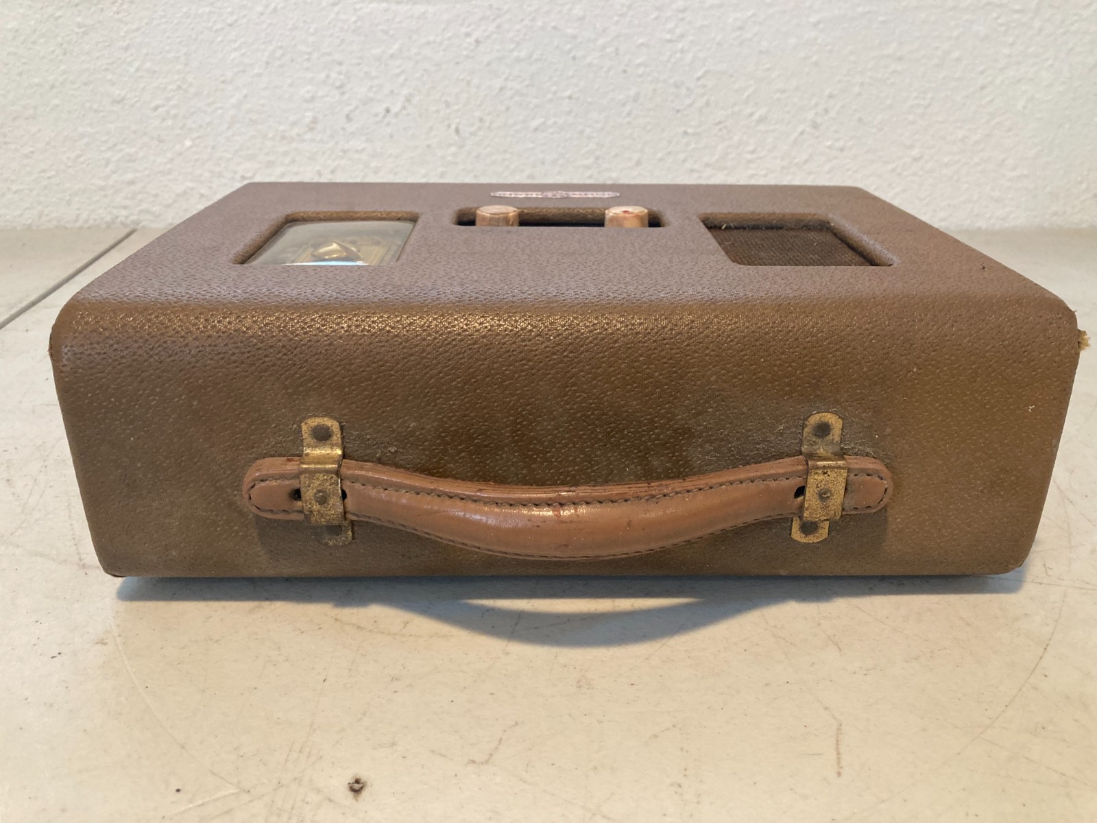 General Electric HB-402 Portable Suitcase Radio (1939)