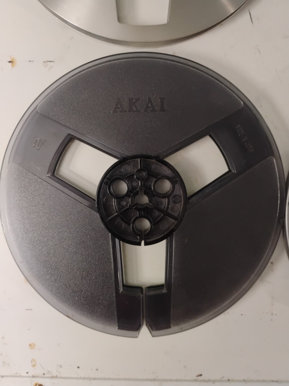 Lot of 2 Vintage Akai Metal & Plastic Reel To Reel Tape Take-Up 7″ 1/4″ W/ Cases