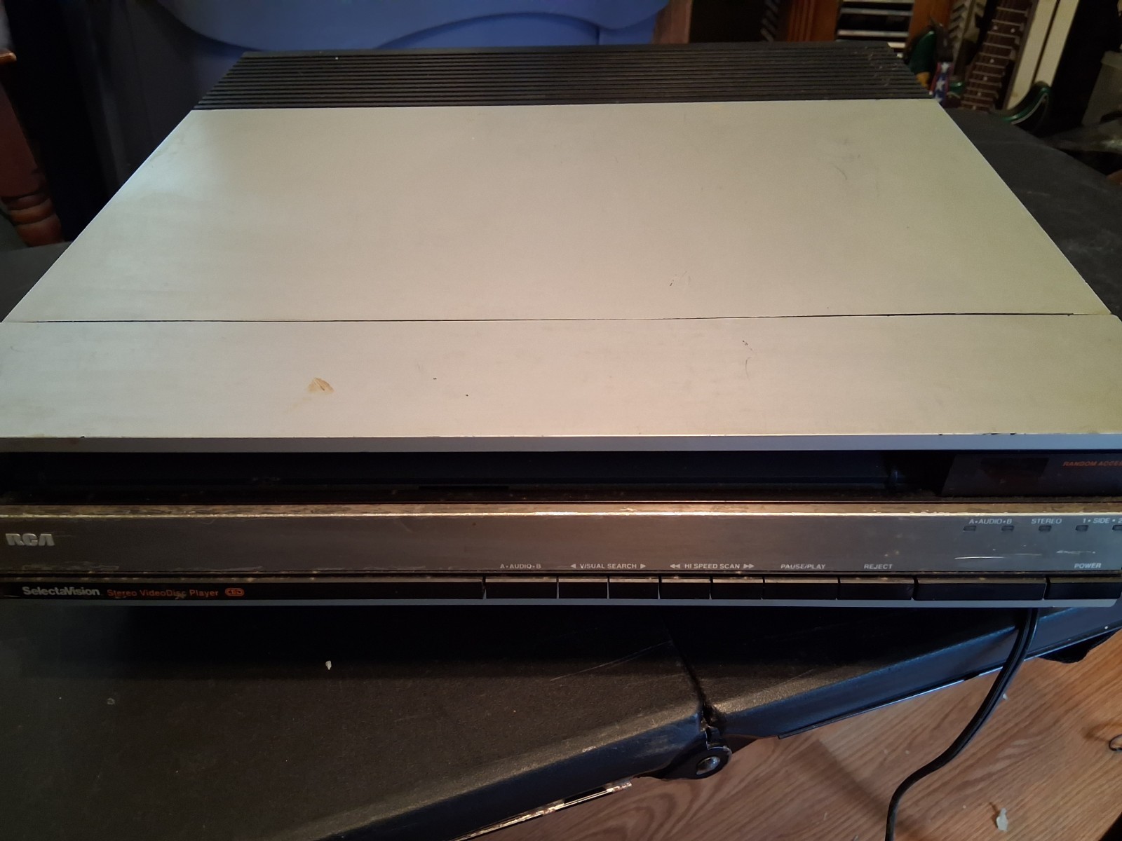 RCA SELECTAVISION STEREO VIDEODISC PLAYER model SKT 400 Powers Up, Moves +1 Disc