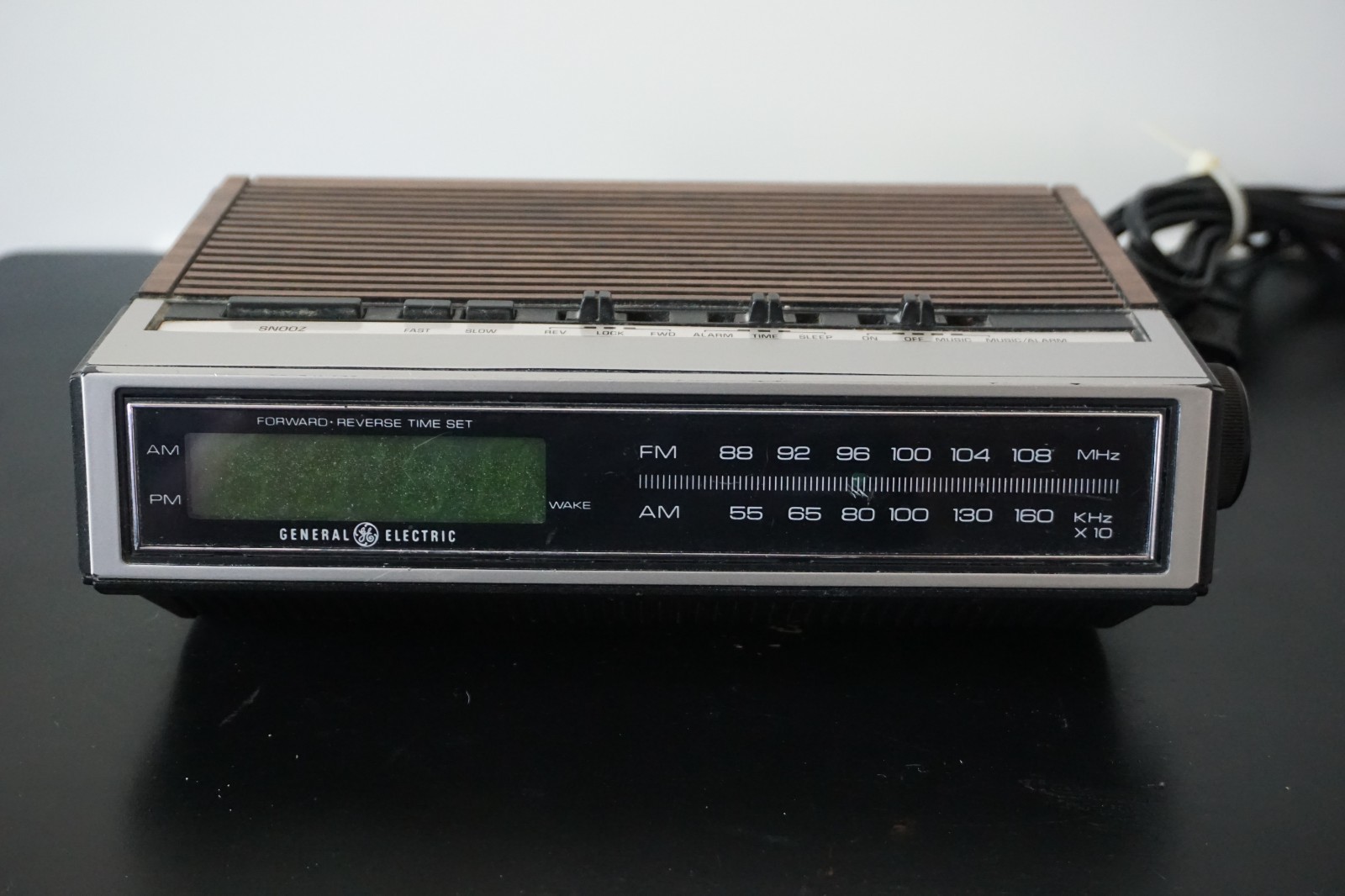 General Electric Radio Model 7-4655B FM AM Radio Alarm Clock
