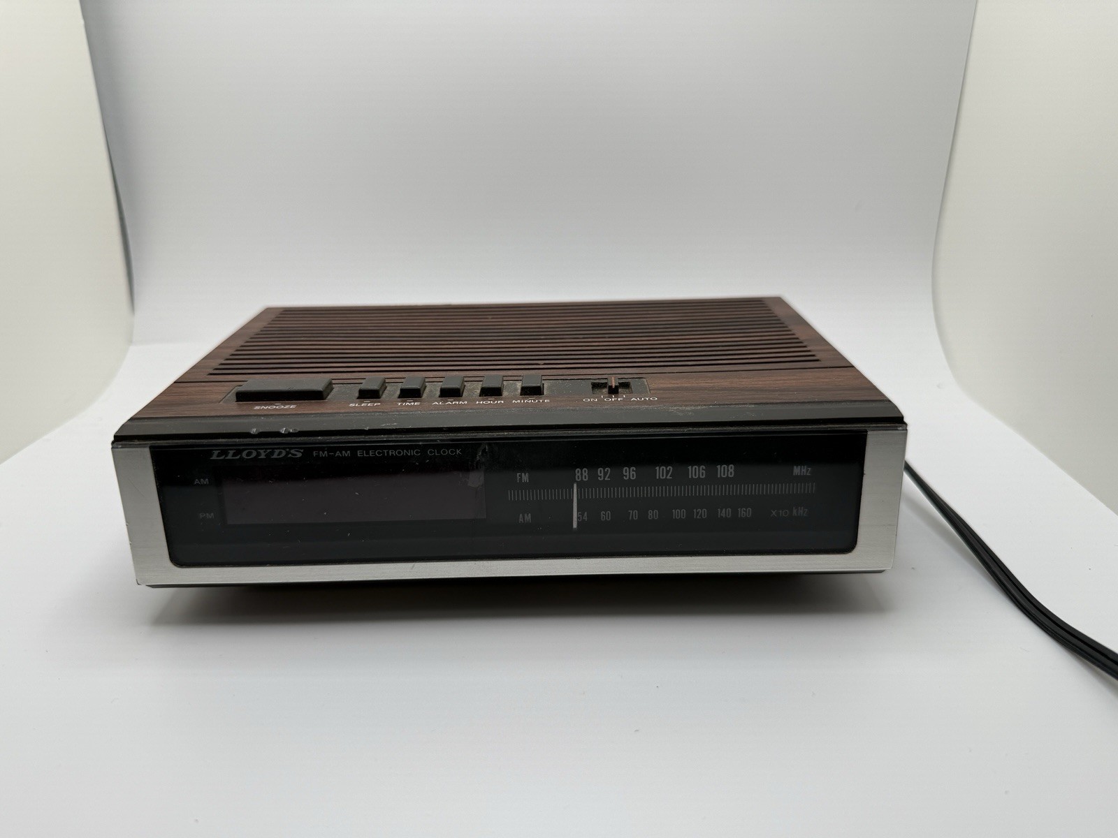 Vintage LLOYD’S AM/FM Electronic Digital Clock Radio J202B Wood Grain Tested