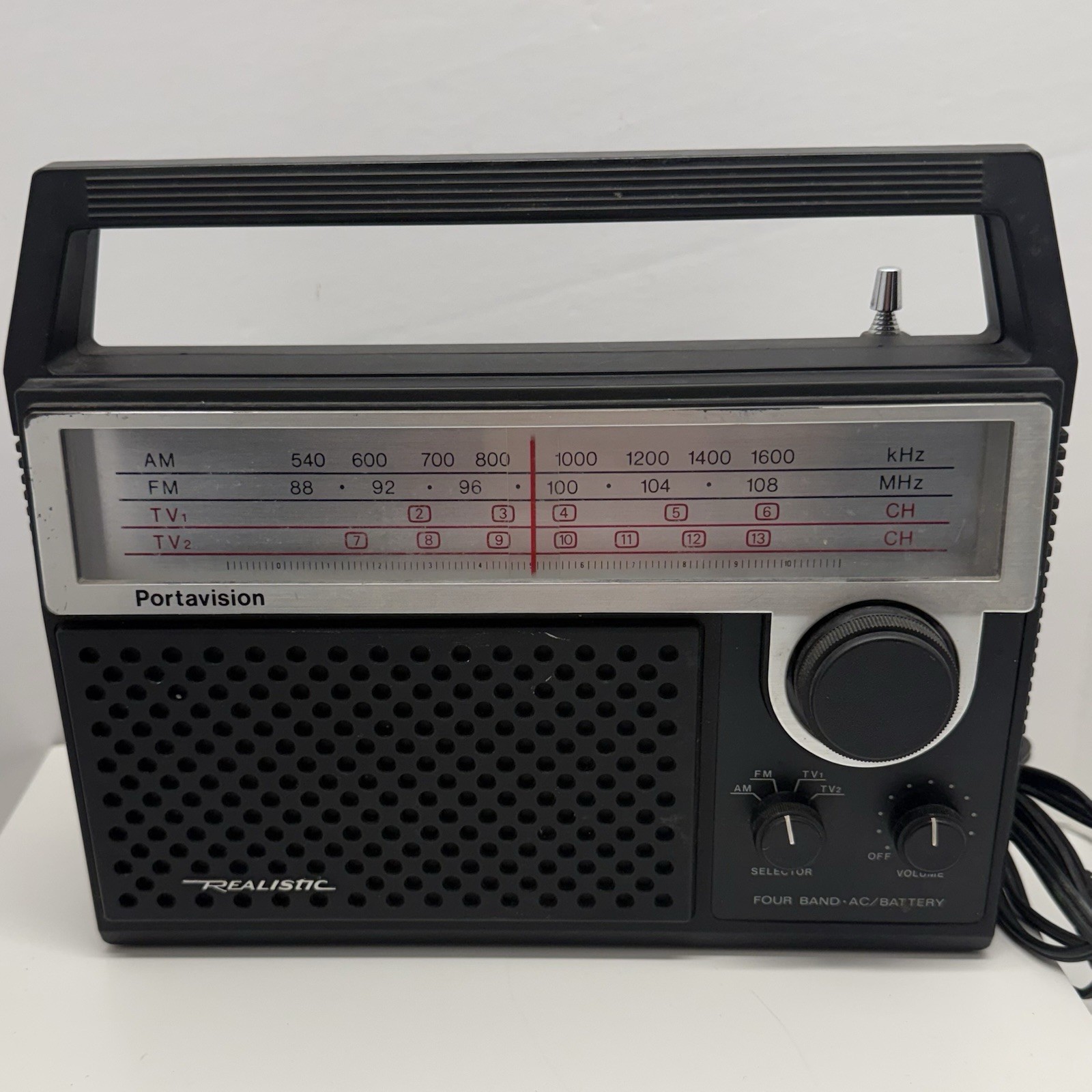 Vintage Realistic Portavision 12-660 4-Band AM/FM Radio Tested Works AC/Battery