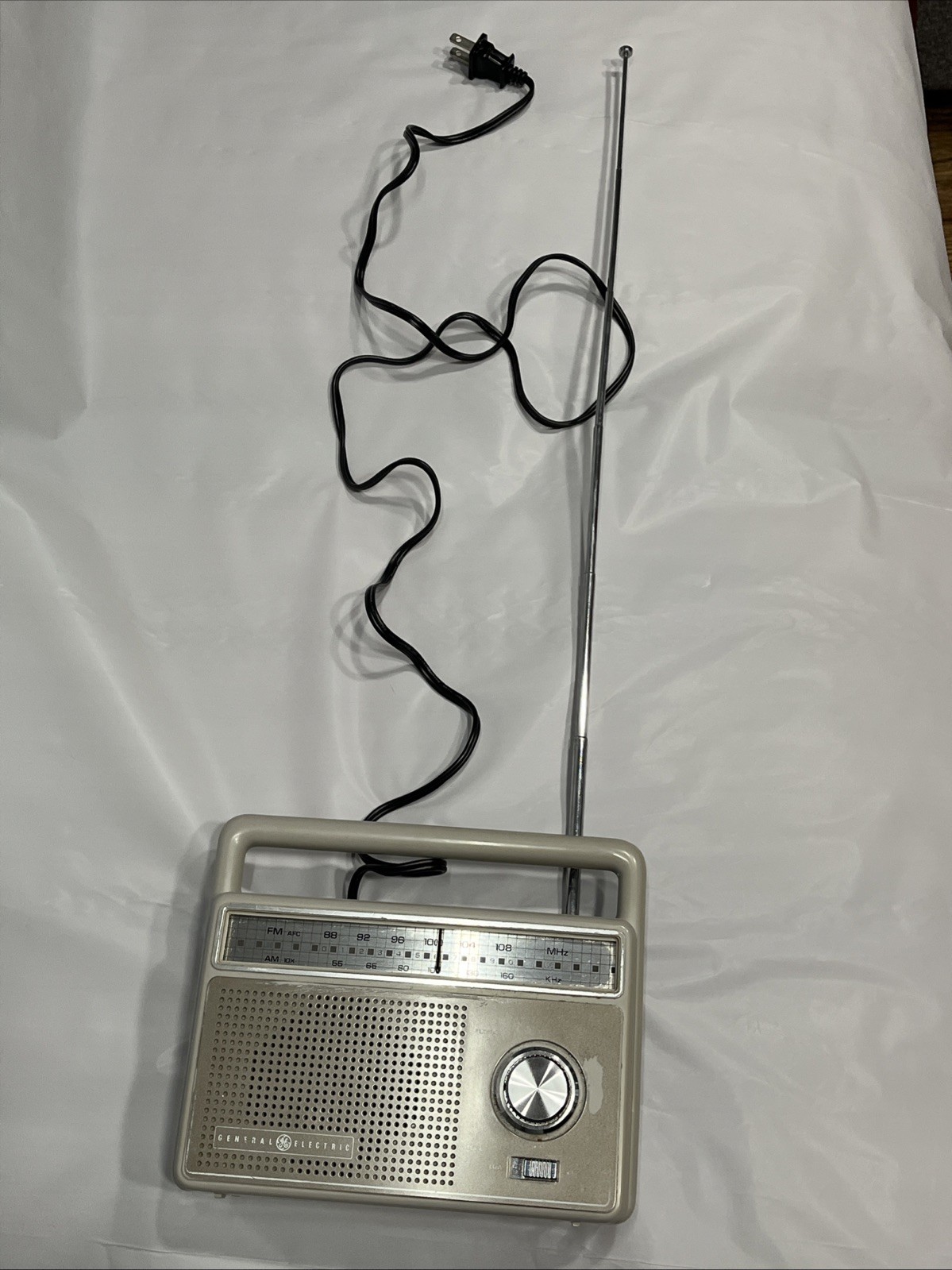VTG General Electric Powered AC/Battery AM/FM Radio Model No 7-2825J