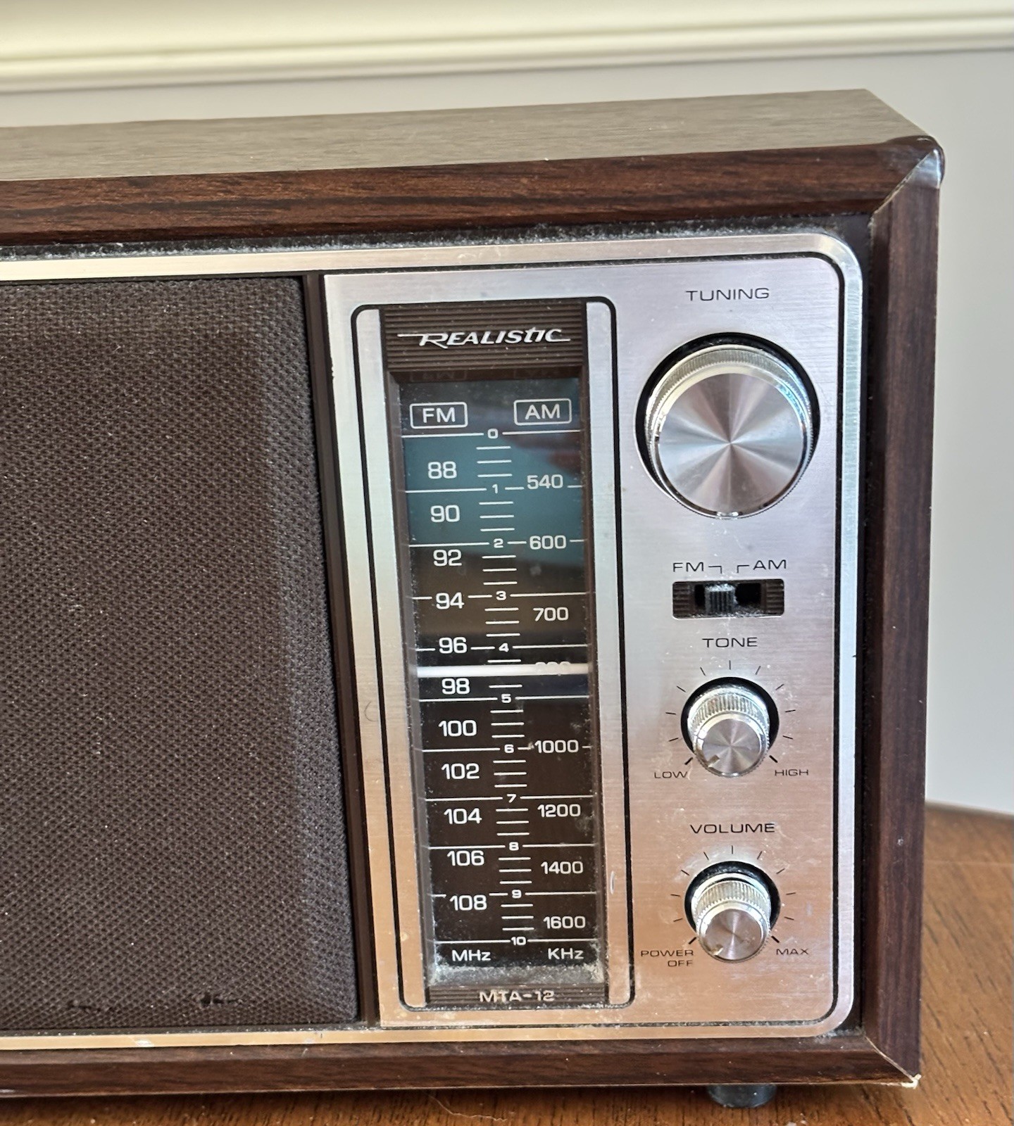 Vintage Realistic Tabletop AM/FM Radio Wood Veneer Tested Works
