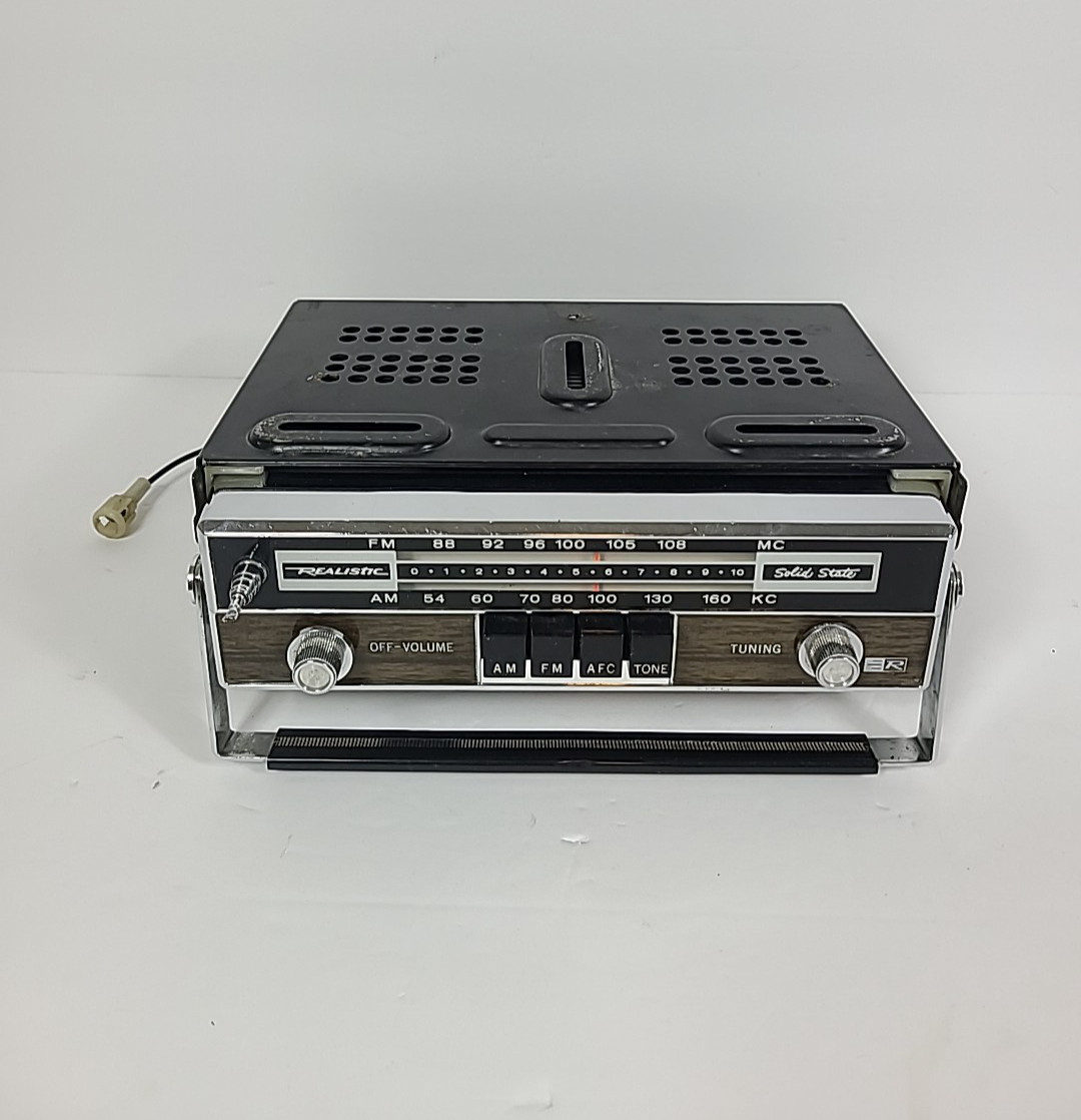 Vintage Realistic FM-AM Auto Autoportable Radio ARS Model 12-677 W/Car Mount