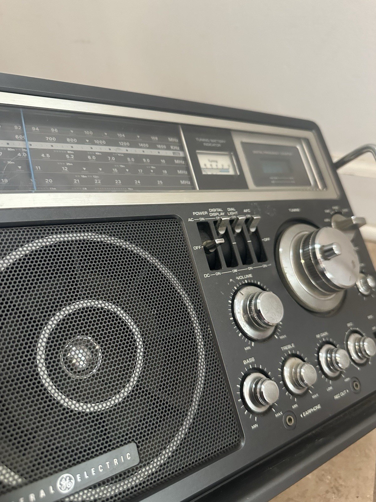 Vintage General Electric GE 7-2990A Short Wave FM AM Radio With Antenna -WORKING