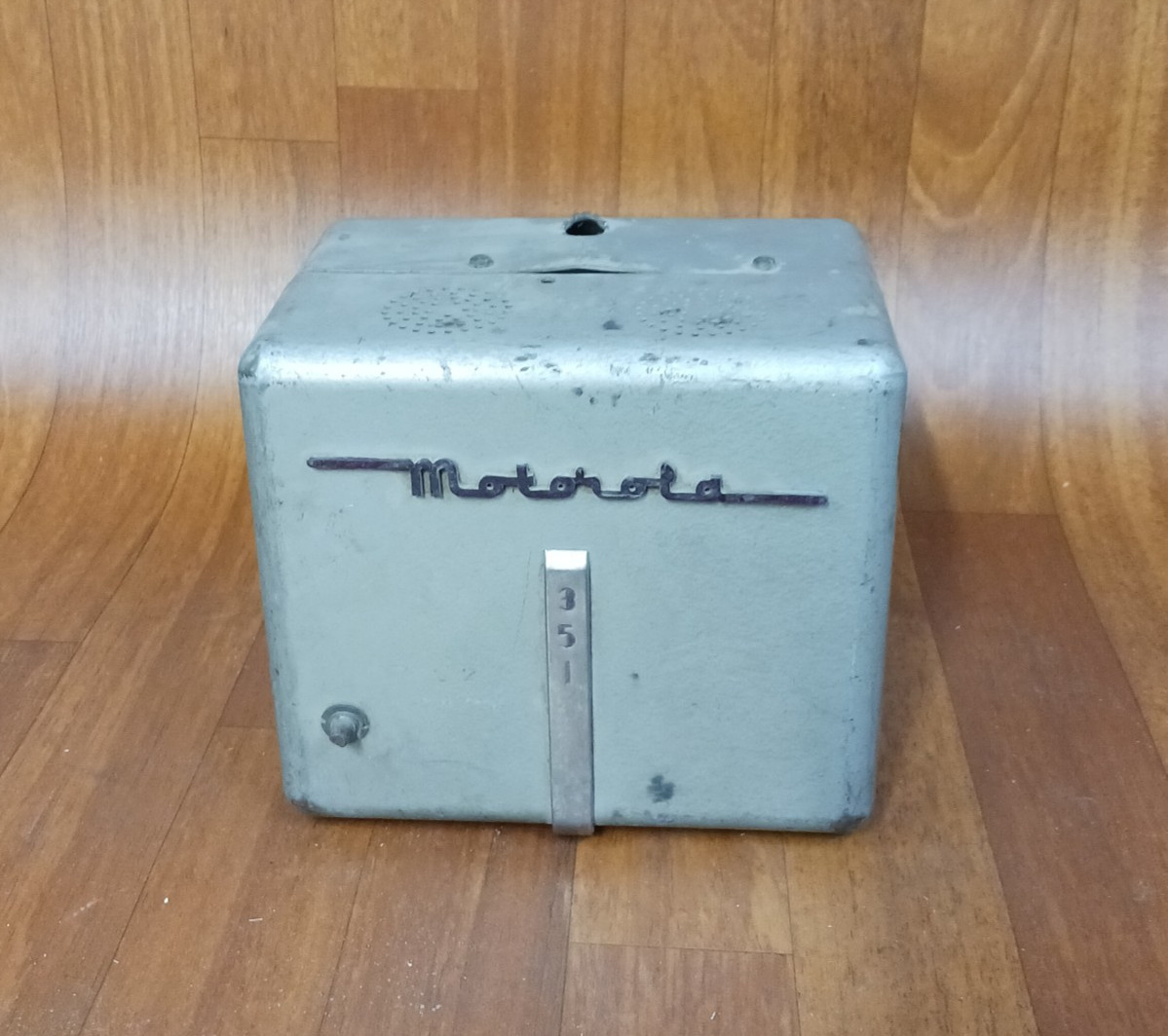 Vintage 1941 Motorola Model 351 Universal Auto Car AM Radio Automobile