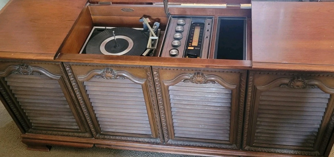 Vintage Sears Silvertone Stereo Phonograph Radio FM/AM Model 3076 Colonial