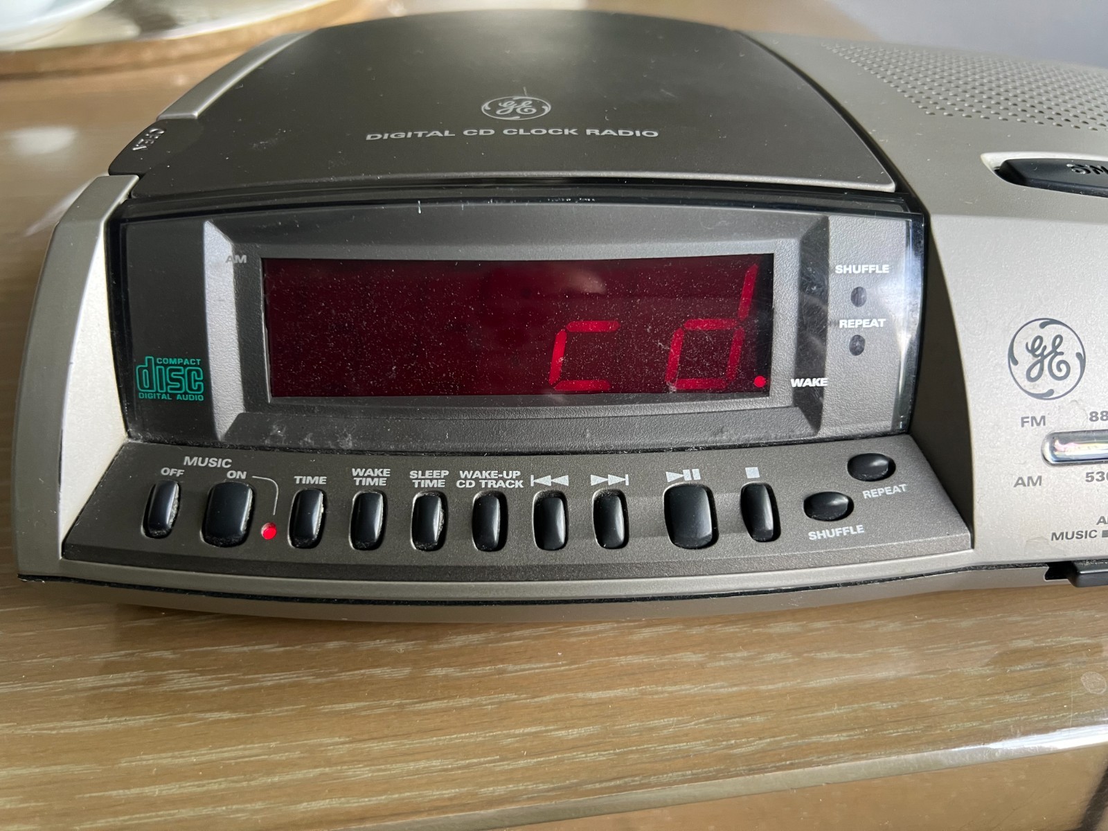 GE Digital CD Player AM/FM Radio Alarm Clock Model 7-4895A July 2000 -TESTED