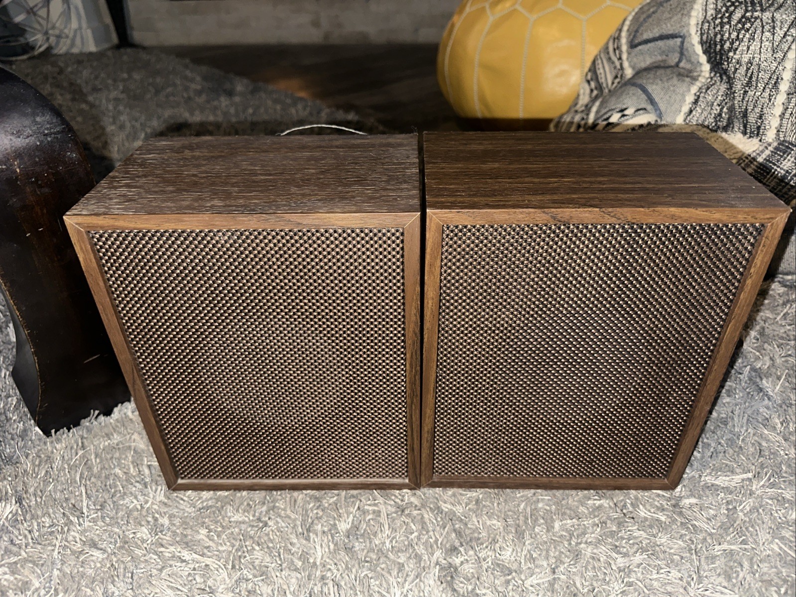 Vintage Radio Shack SOLO-5 Full Range Speakers in Walnut Look Cabinet – 8 Ohm