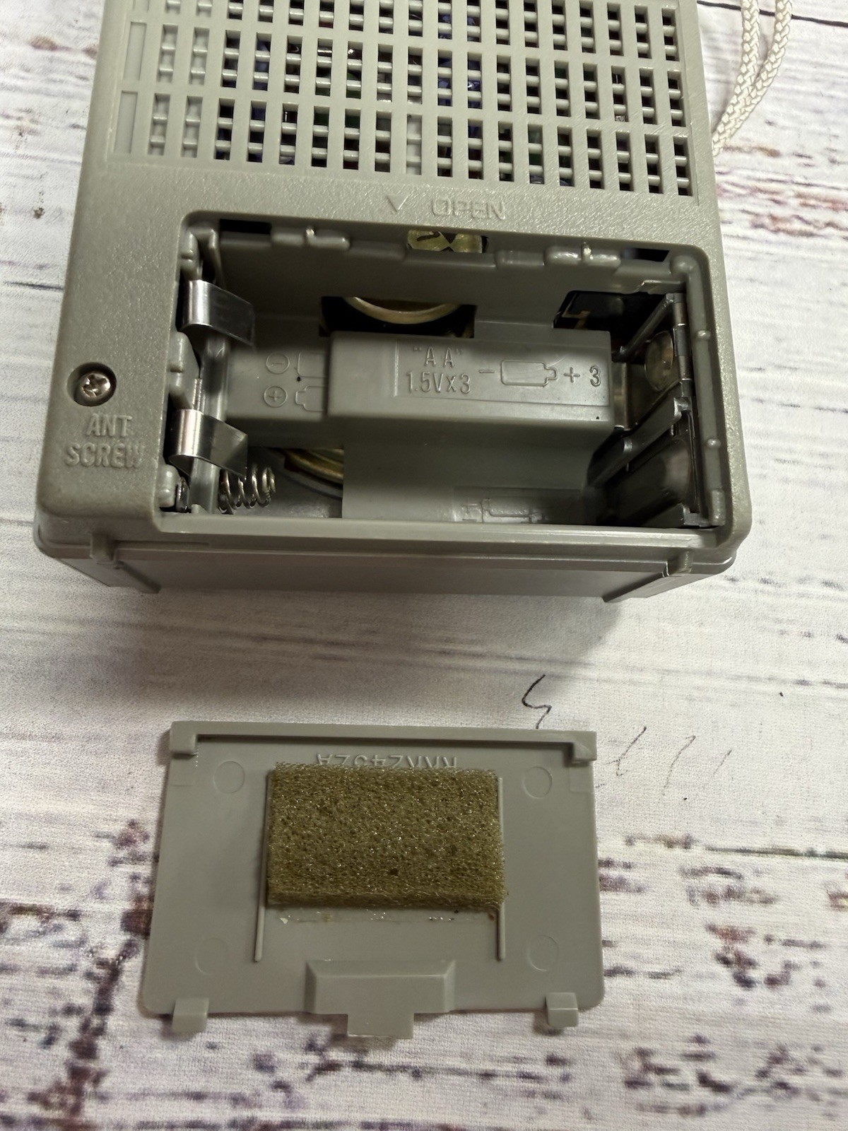 Vintage Panasonic RF-1050 FM/AM/TV Low/TV High Pocket Radio – Working!