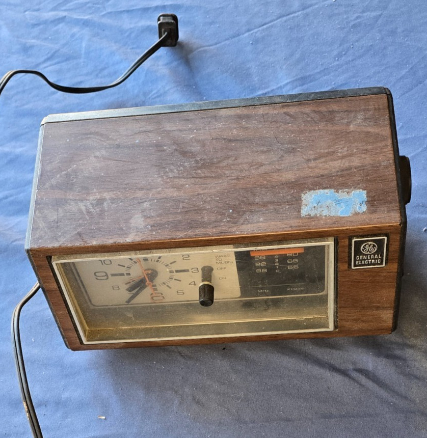 General Electric AM Radio Alarm Clock Model 7-4550C 70s-80s idk if works