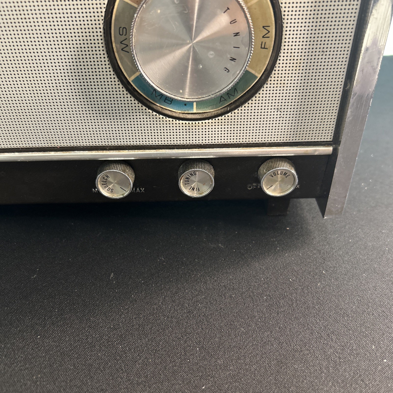 Vintage Soundesign Six Band Radio Model 2660B Working. (A)