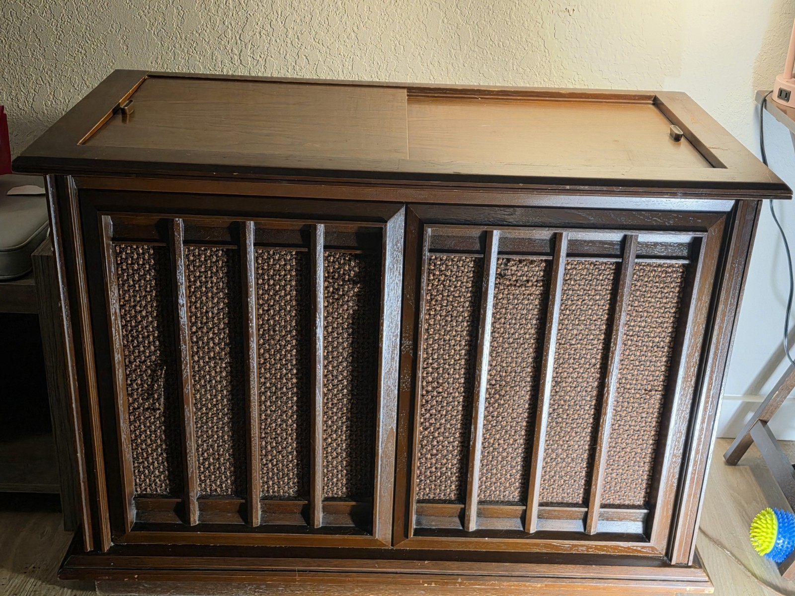 Magnavox Stereo Console 2P332C Solid State AM/FM Record Player, Walnut