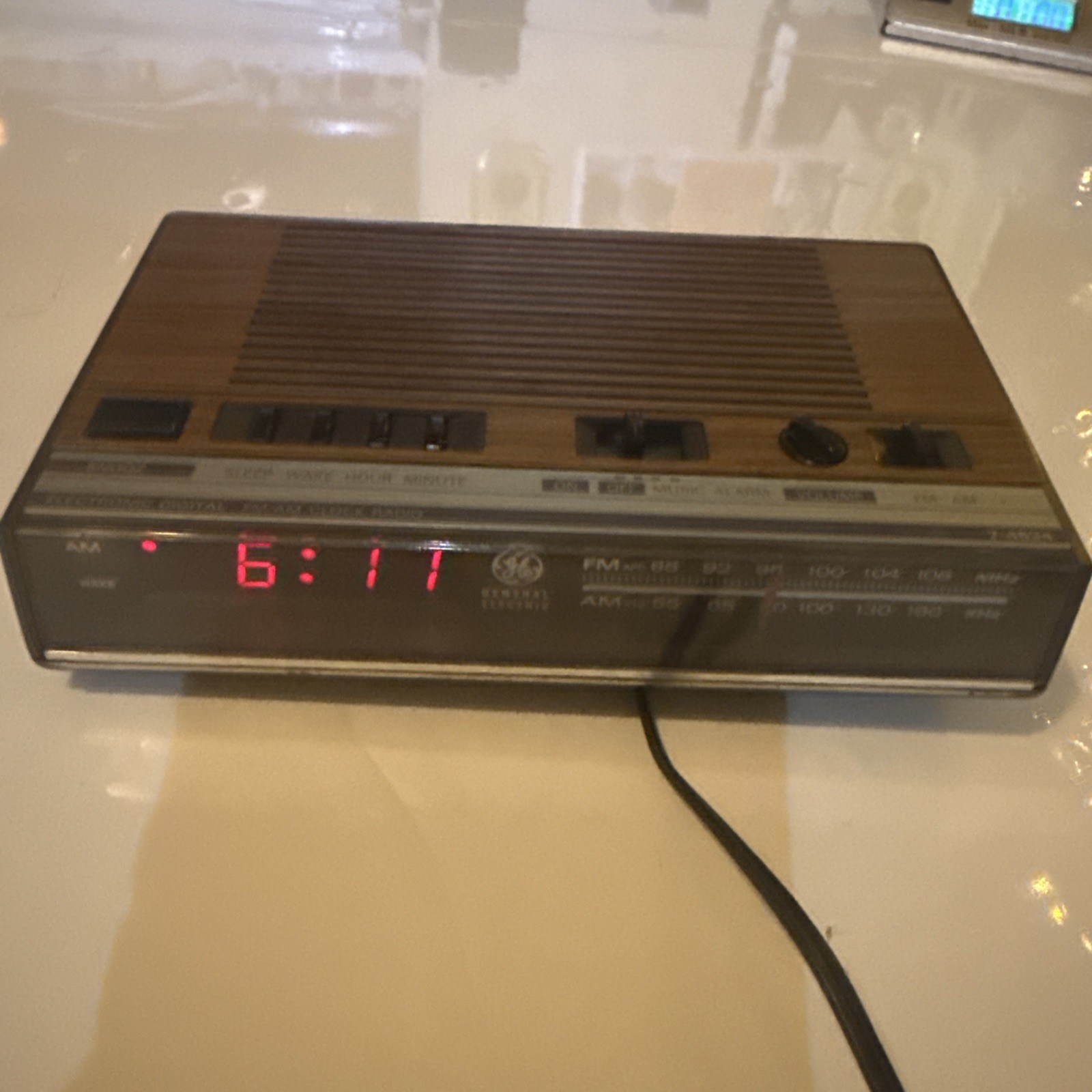 General Electric AM/FM Alarm Clock Radio Mod# 7-4624B Wood Grain WORKS See Video