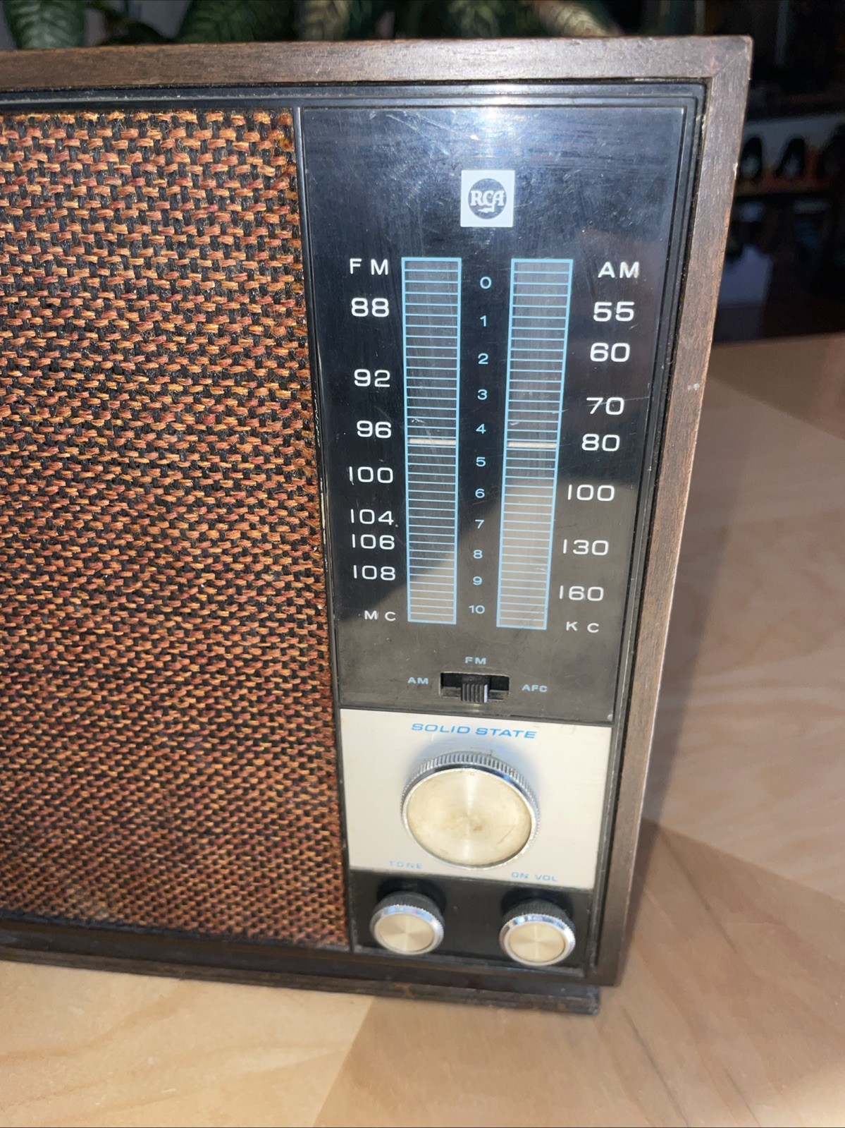 Vintage RCA RLC40W Walnut Solid State AM/FM Radio Tone Control / works great