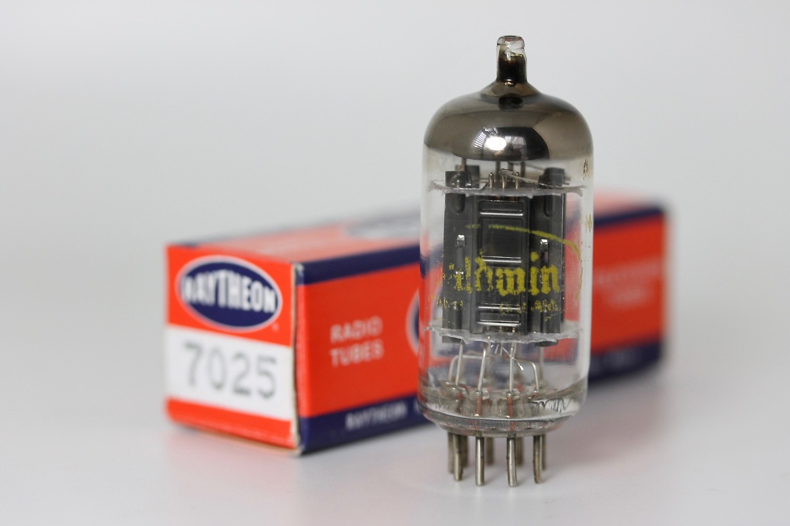 PERFECT 7025 (ECC83 sub) NOS RAYTHEON BLACK-PLATE TUBE USA. 1,600/1,600 D-GETTER