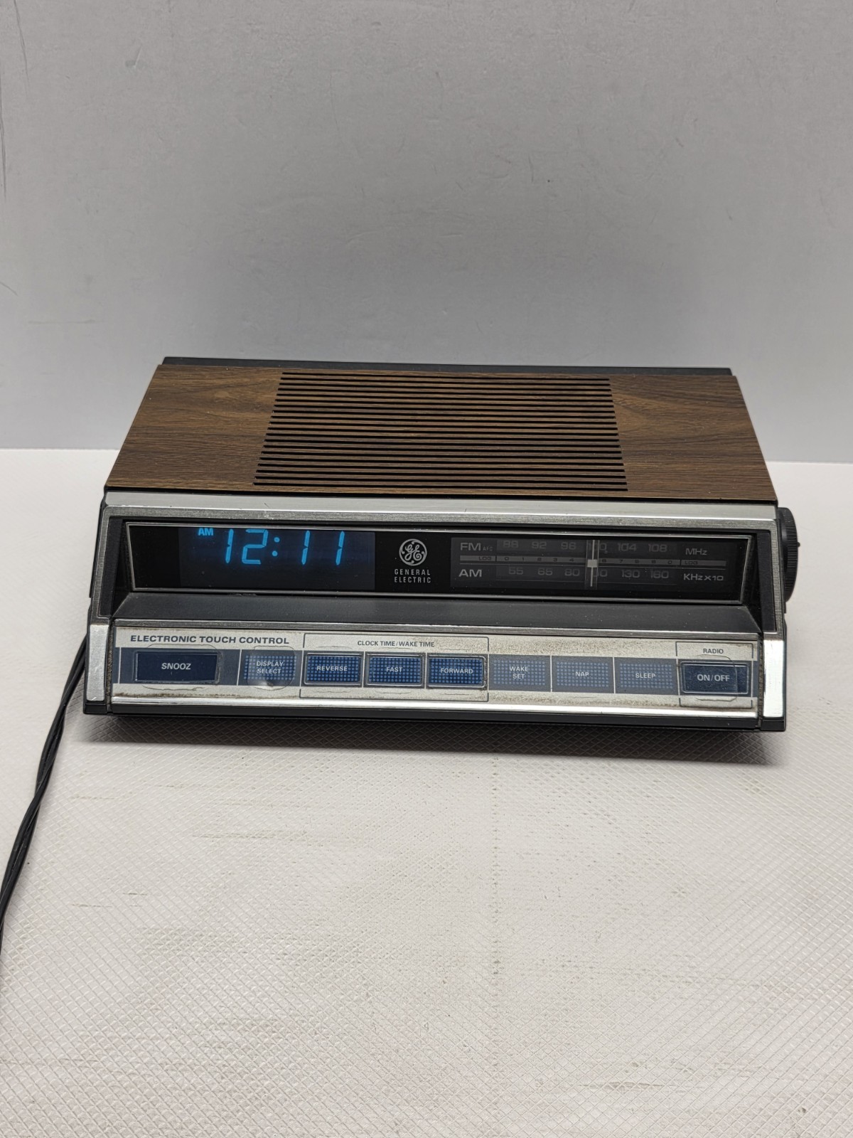 Vintage GE 7-4662B AM FM Clock Radio Electronic Touch Control Woodgrain Alarm