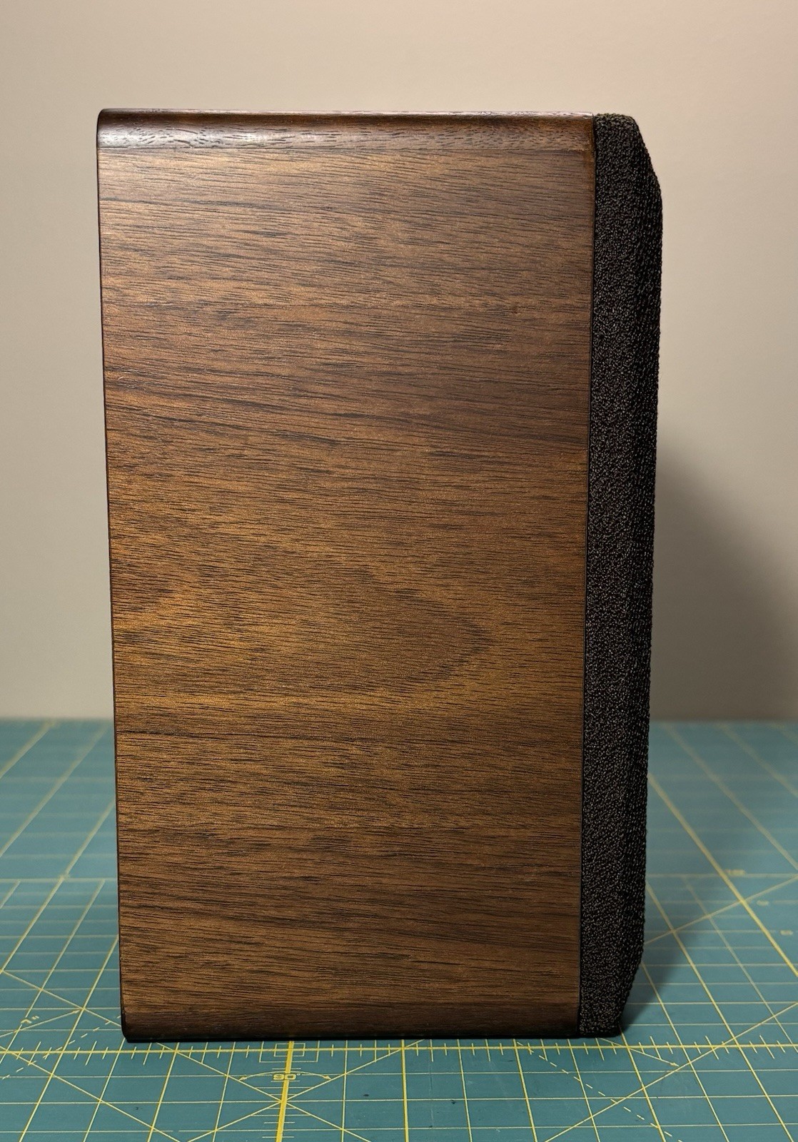SINGLE Vintage Realistic Minimus-7W Walnut Speaker (40 Watt @ 8Ohms) 40-2039B
