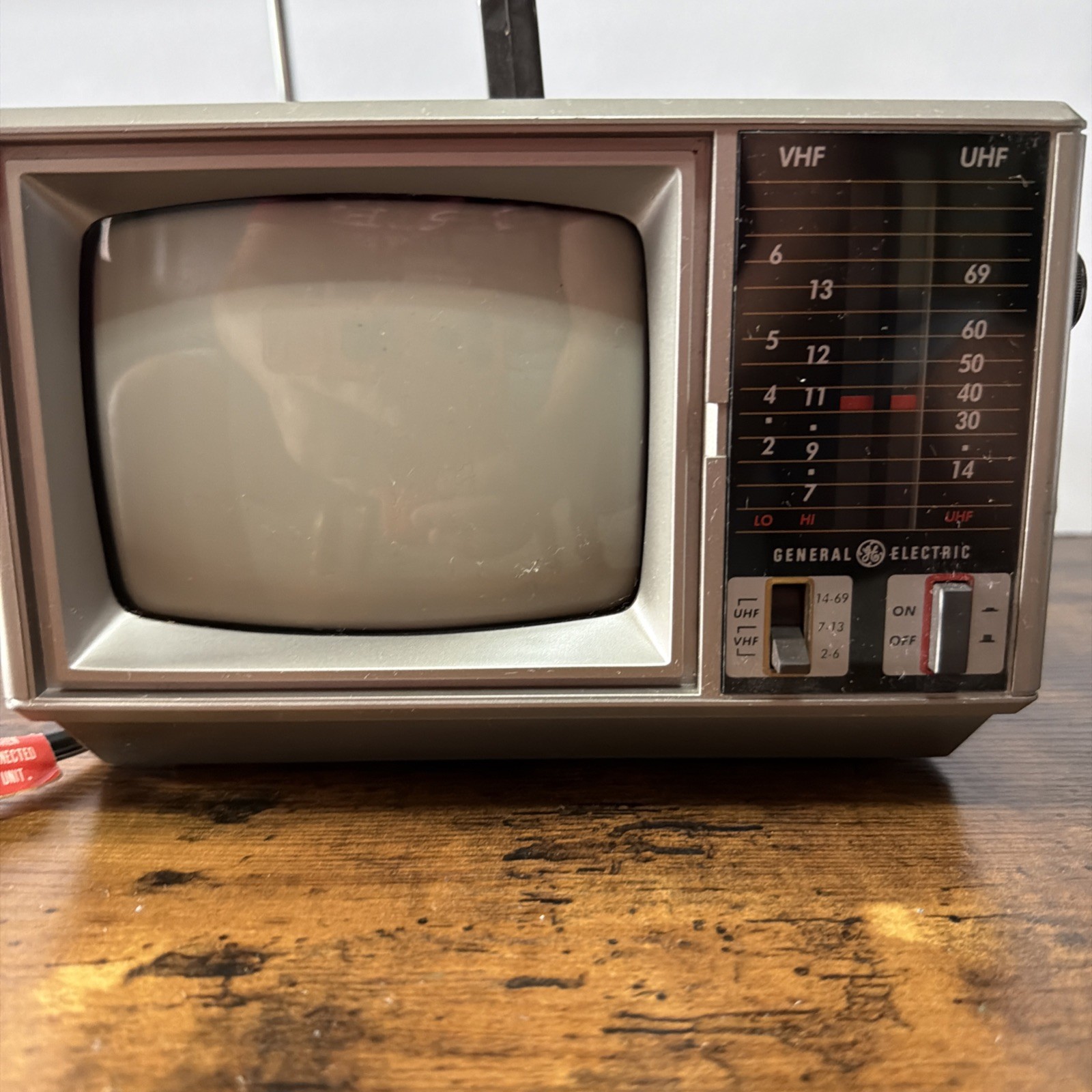 RETRO VINTAGE TV GE 5 INCH B+W CRT MODEL 7-7130A 1986 PORTABLE TV