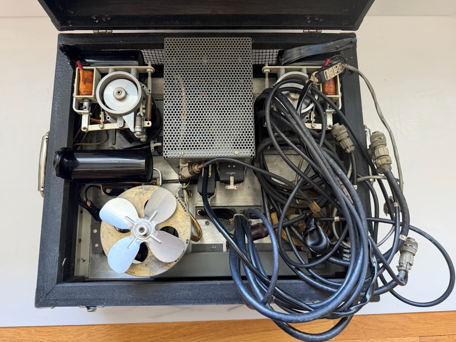 Vtg AMPEX 351-2 Reel to Reel Tape Recorder in Hard Travel Case AS IS UNTESTED