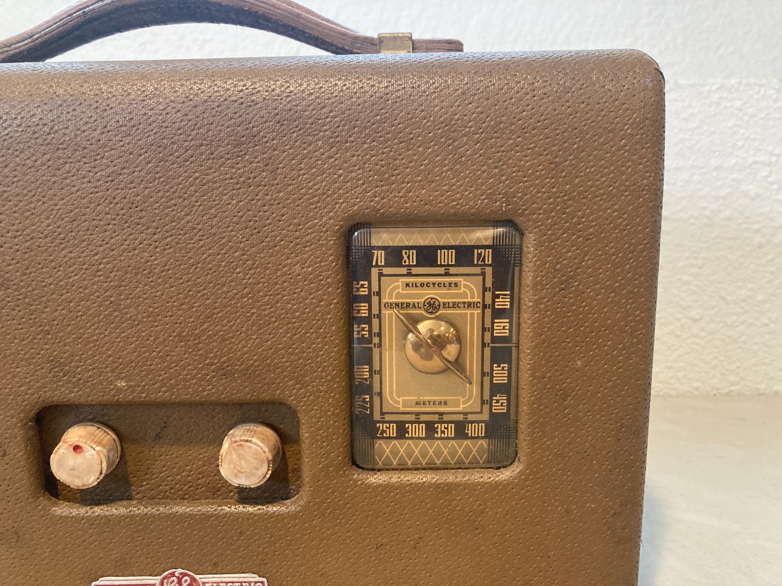 General Electric HB-402 Portable Suitcase Radio (1939)
