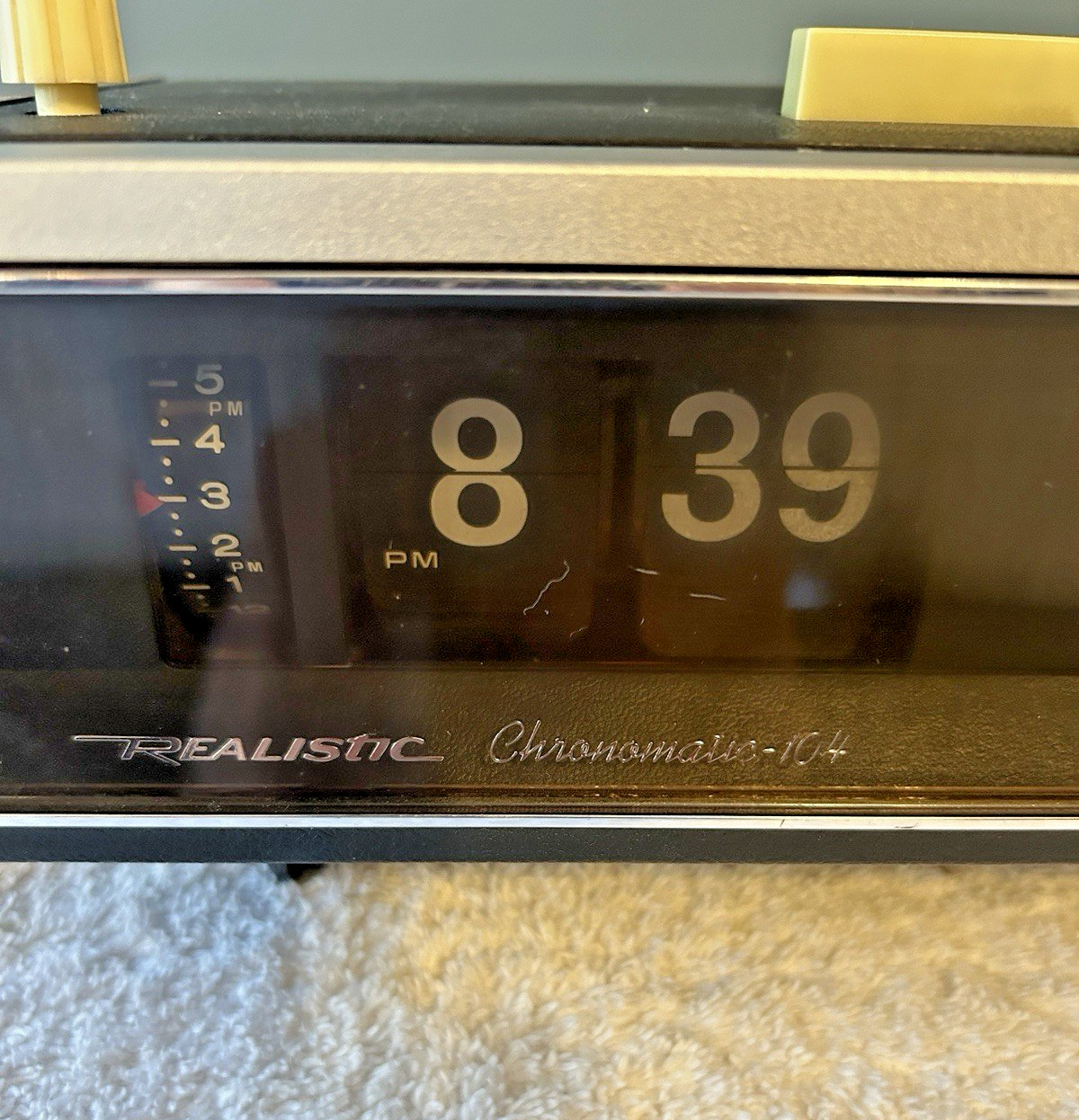 Realistic CHRONOMATIC-104 AM-FM Stereo Flip Clock Radio works but needs work!