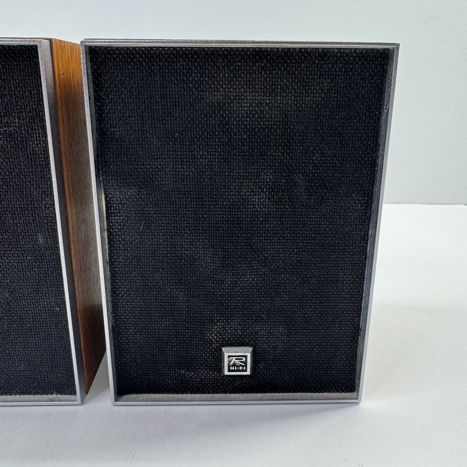 Realistic Hi Fi Bookshelf Speakers Oak Veneer 8ohm 1970s Realistic SP2 TESTED