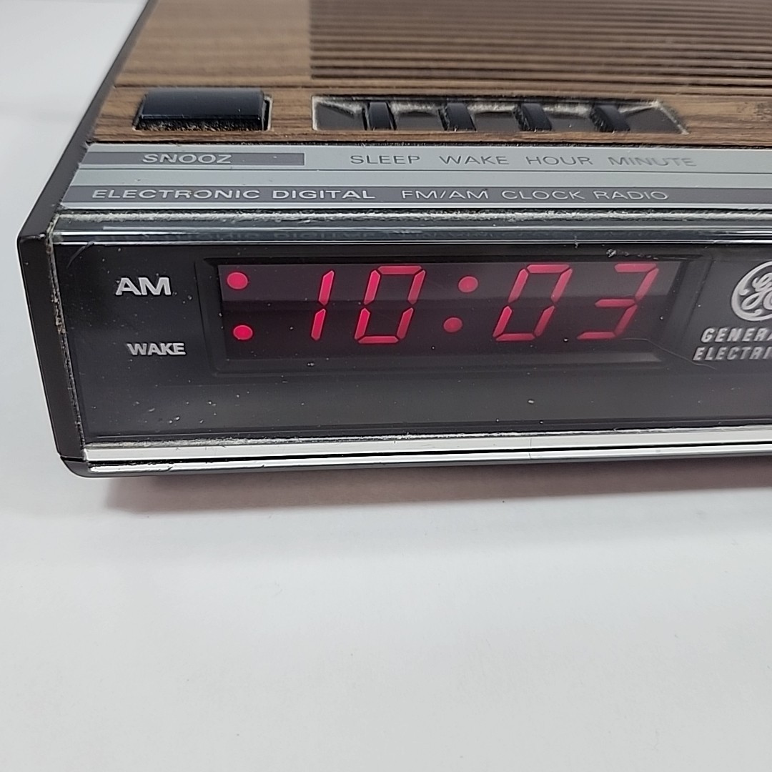 Vintage GE General Electric AM/FM Radio Alarm Clock Wood Grain 7-4624B Works
