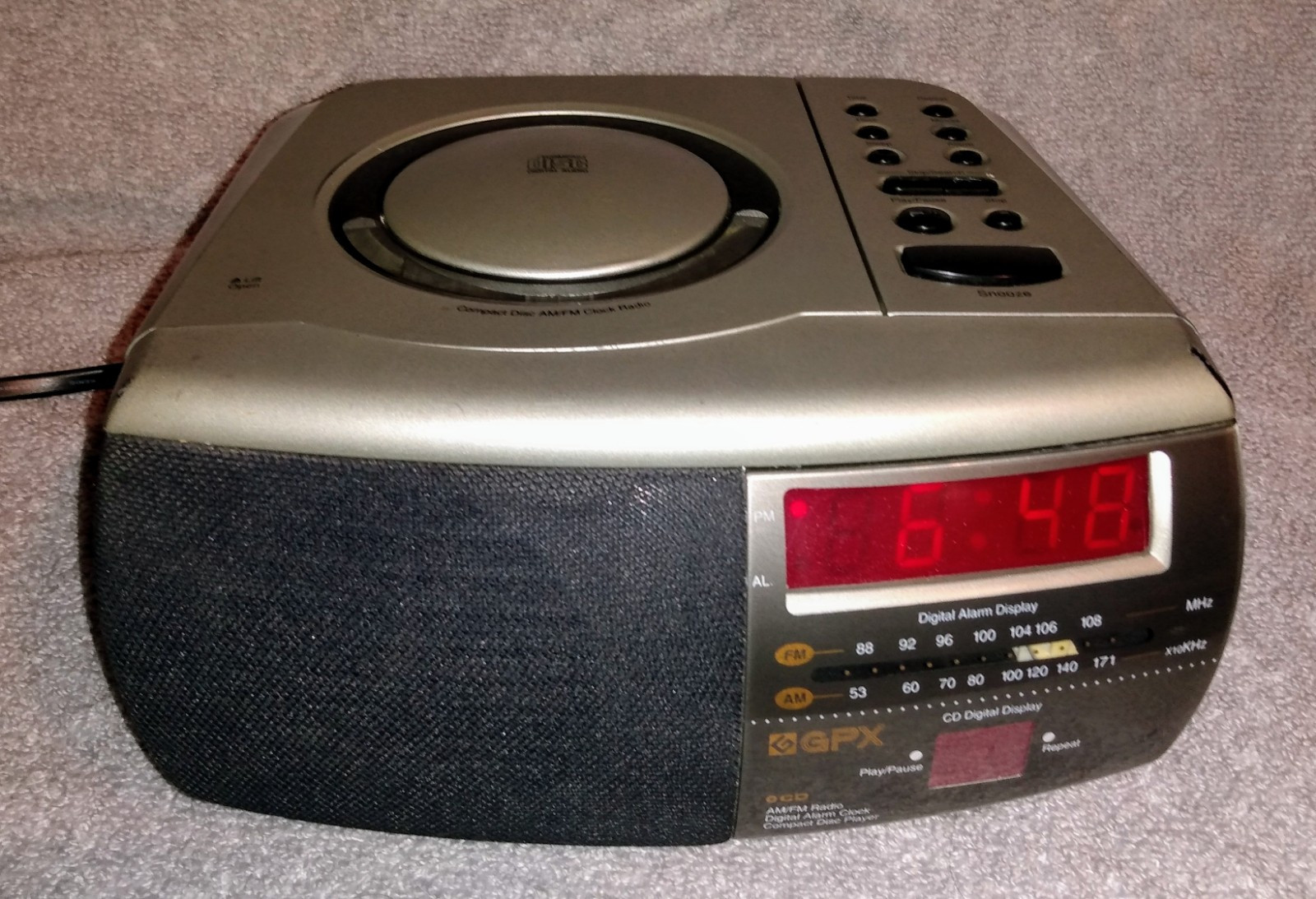 Vintage GPX CD COMPACT DISC AM/FM CLOCK RADIO D-700 SILVER GOOD WORKING COND