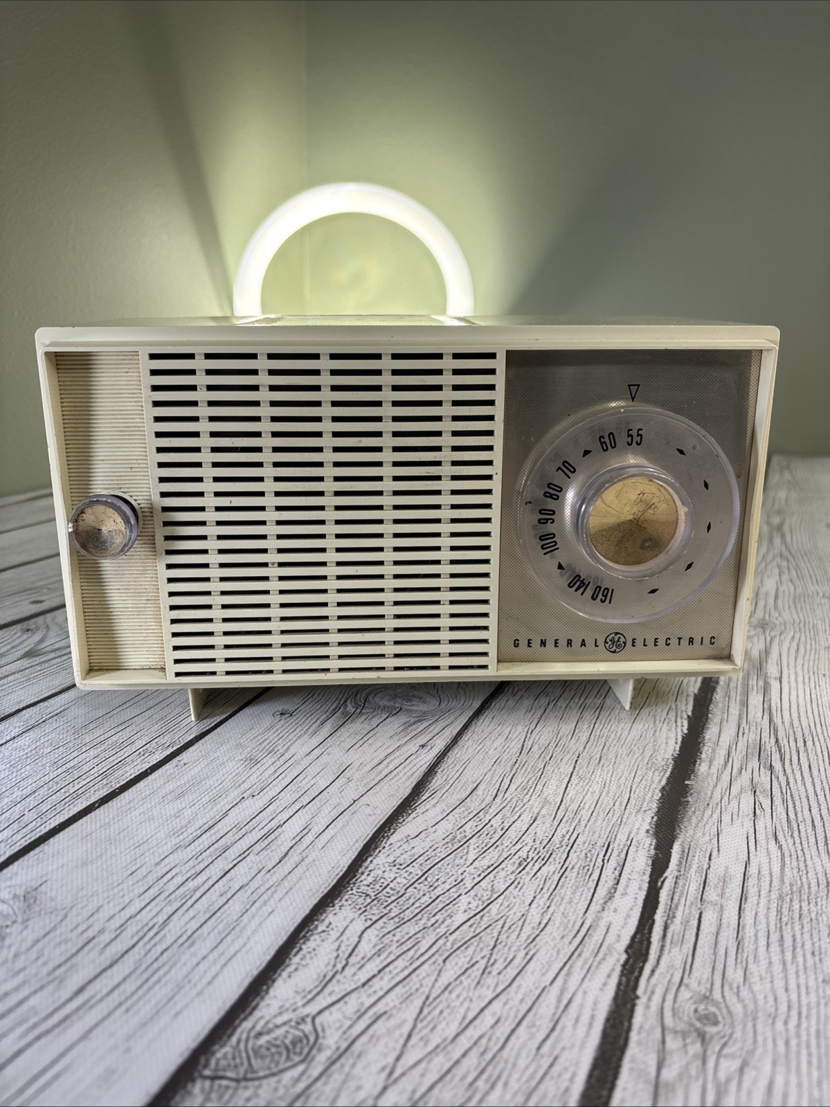 Vintage General Electric Tabletop Tube Radio Late 1950s or 1960s Sandalwood.