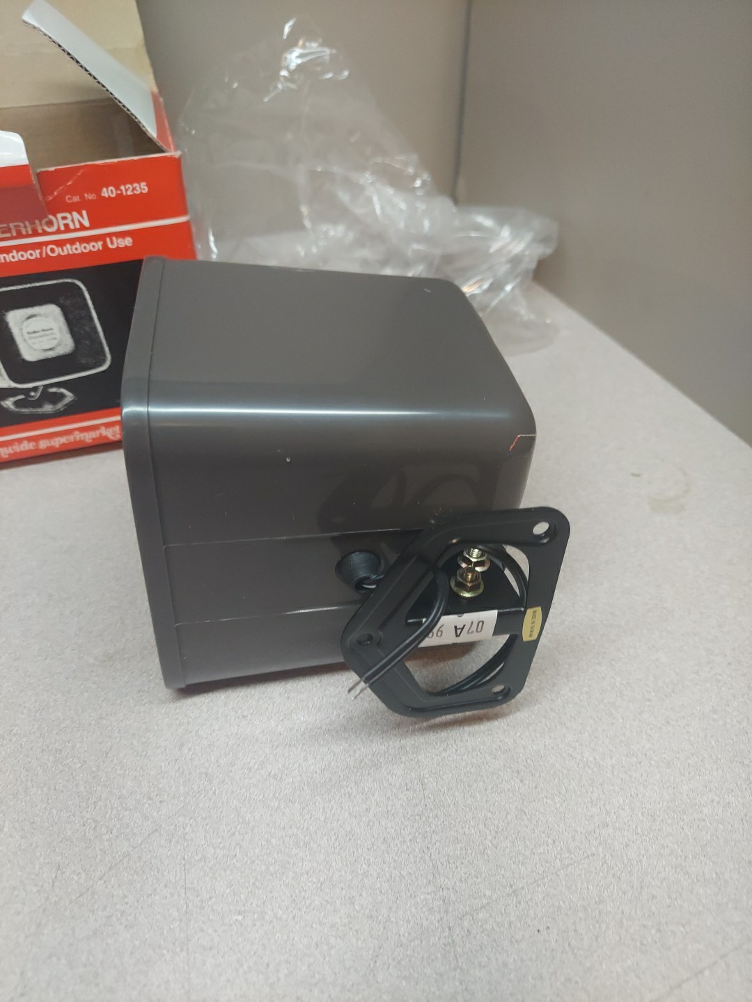 VINTAGE RADIO SHACK 4″ Powerhorn Water-Resistant Indoor/Outdoor Speaker 40-1235