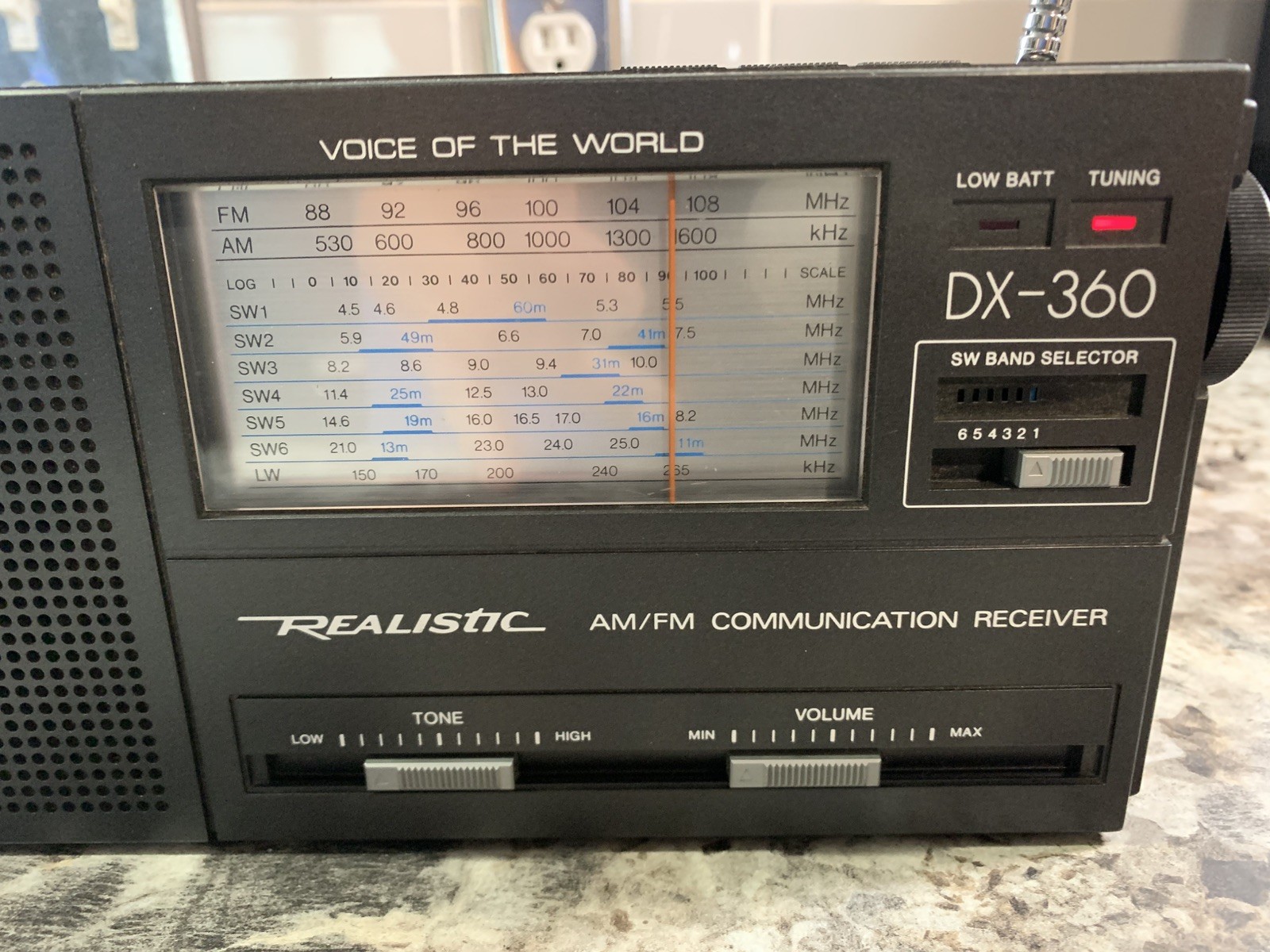 Realistic Voice Of The World DX-360 AM/FM Receiver Model No. 20-208 Tested Good!
