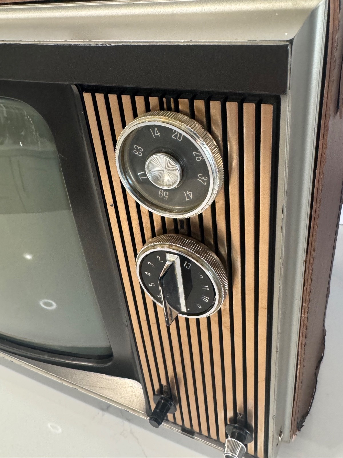 1974 RCA MODEL 127B PORTABLE TV MODEL 127B LEATHER SUITCASE STYLE 12″ TUBE TV