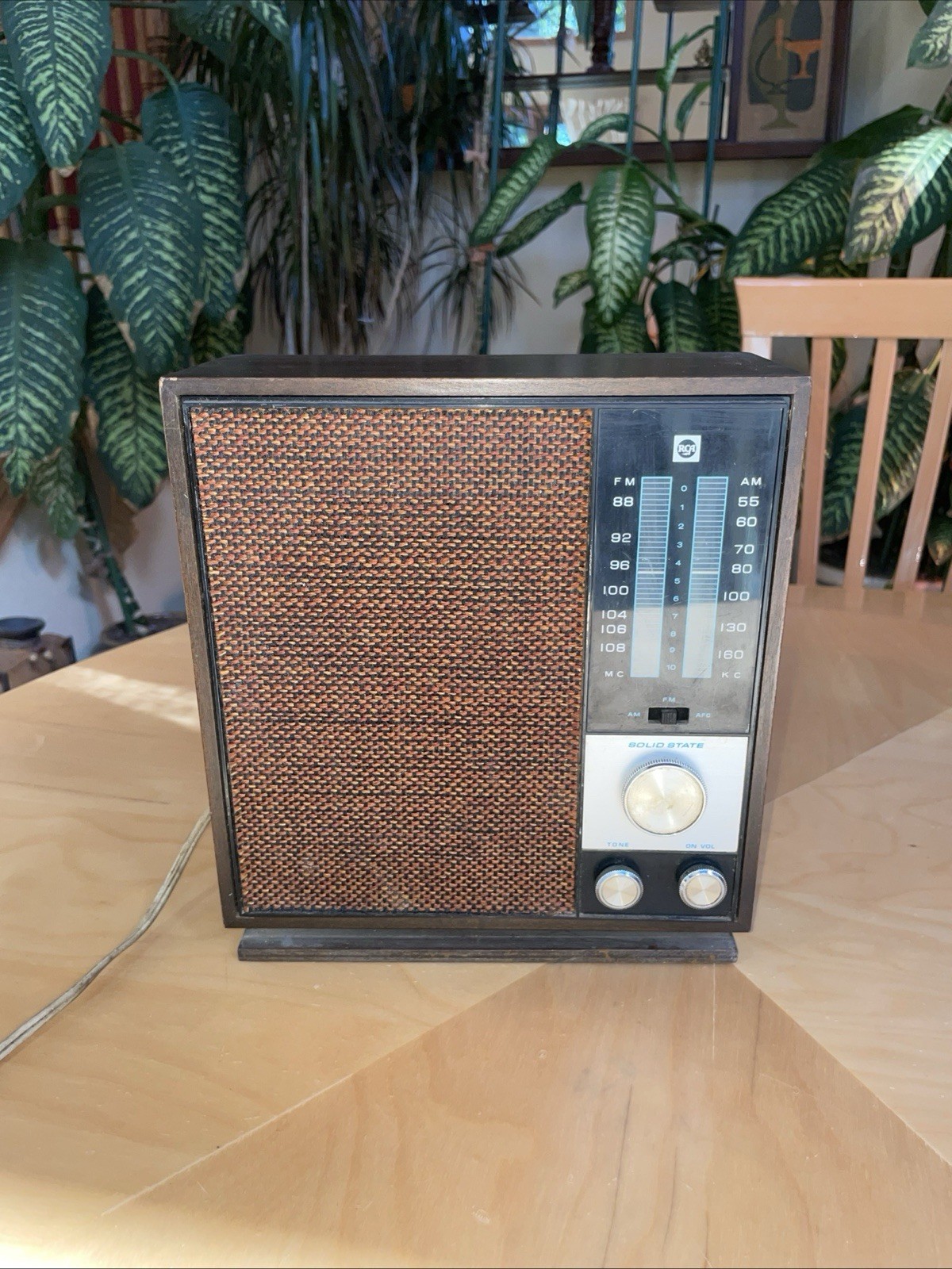 Vintage RCA RLC40W Walnut Solid State AM/FM Radio Tone Control / works great